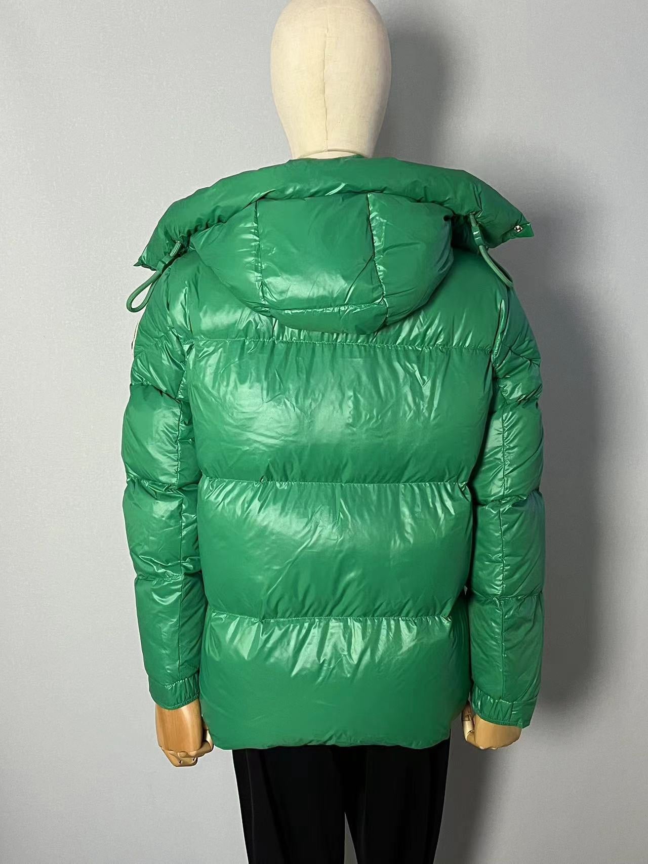 Chaqueta negra, azul y verde