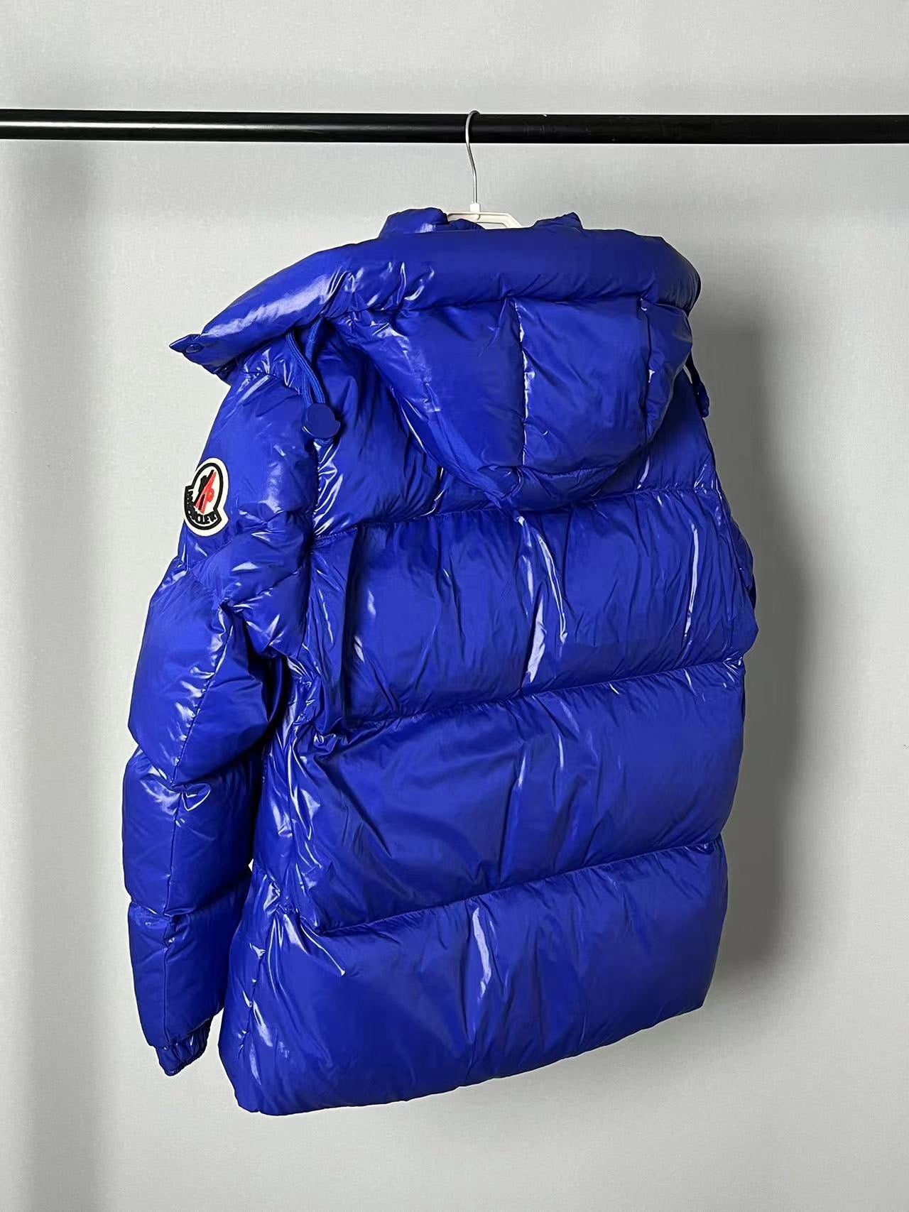 Chaqueta negra, azul y verde