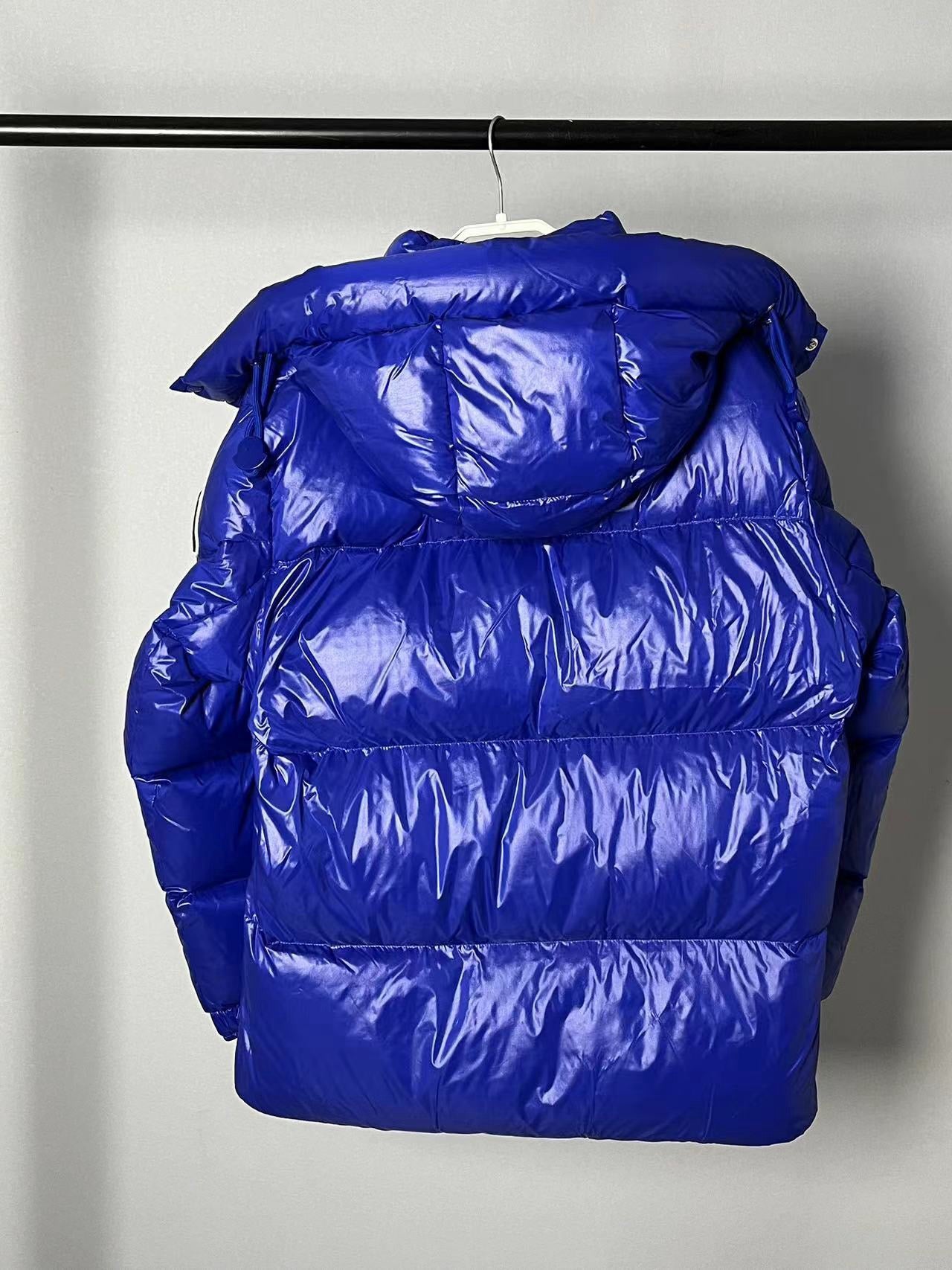 Chaqueta negra, azul y verde