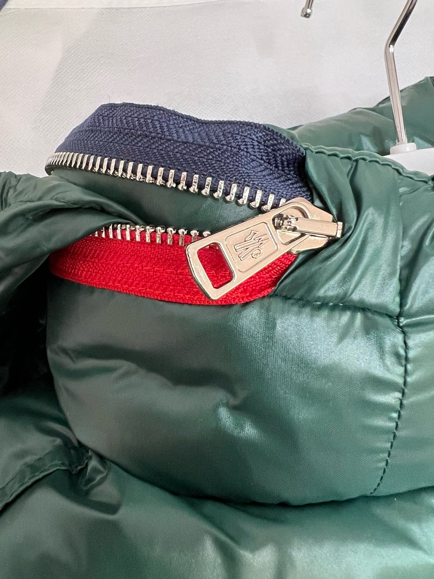 Chaqueta negra y verde