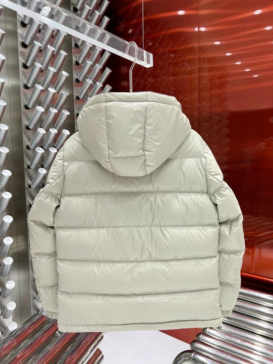 Chaqueta blanca y negra