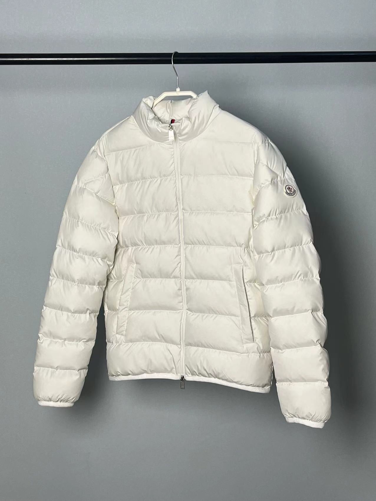 Chaqueta blanca y negra