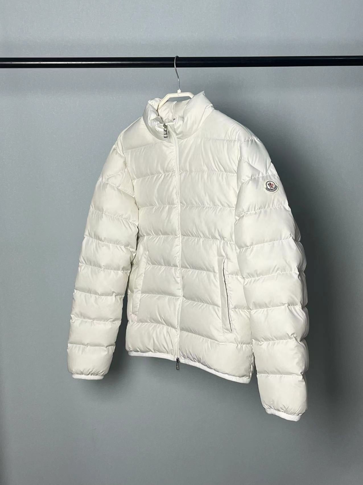 Chaqueta blanca y negra