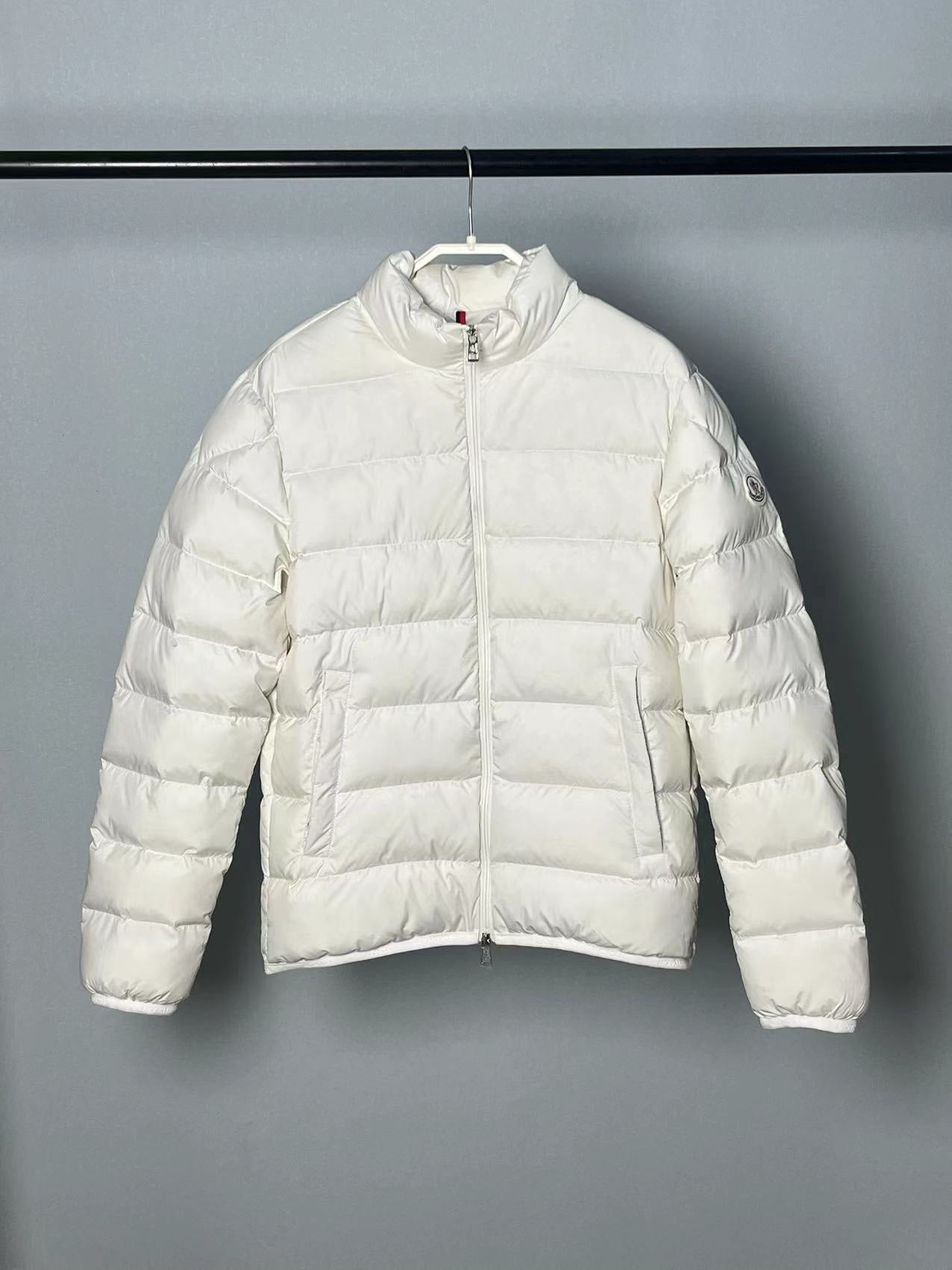 Chaqueta blanca y negra