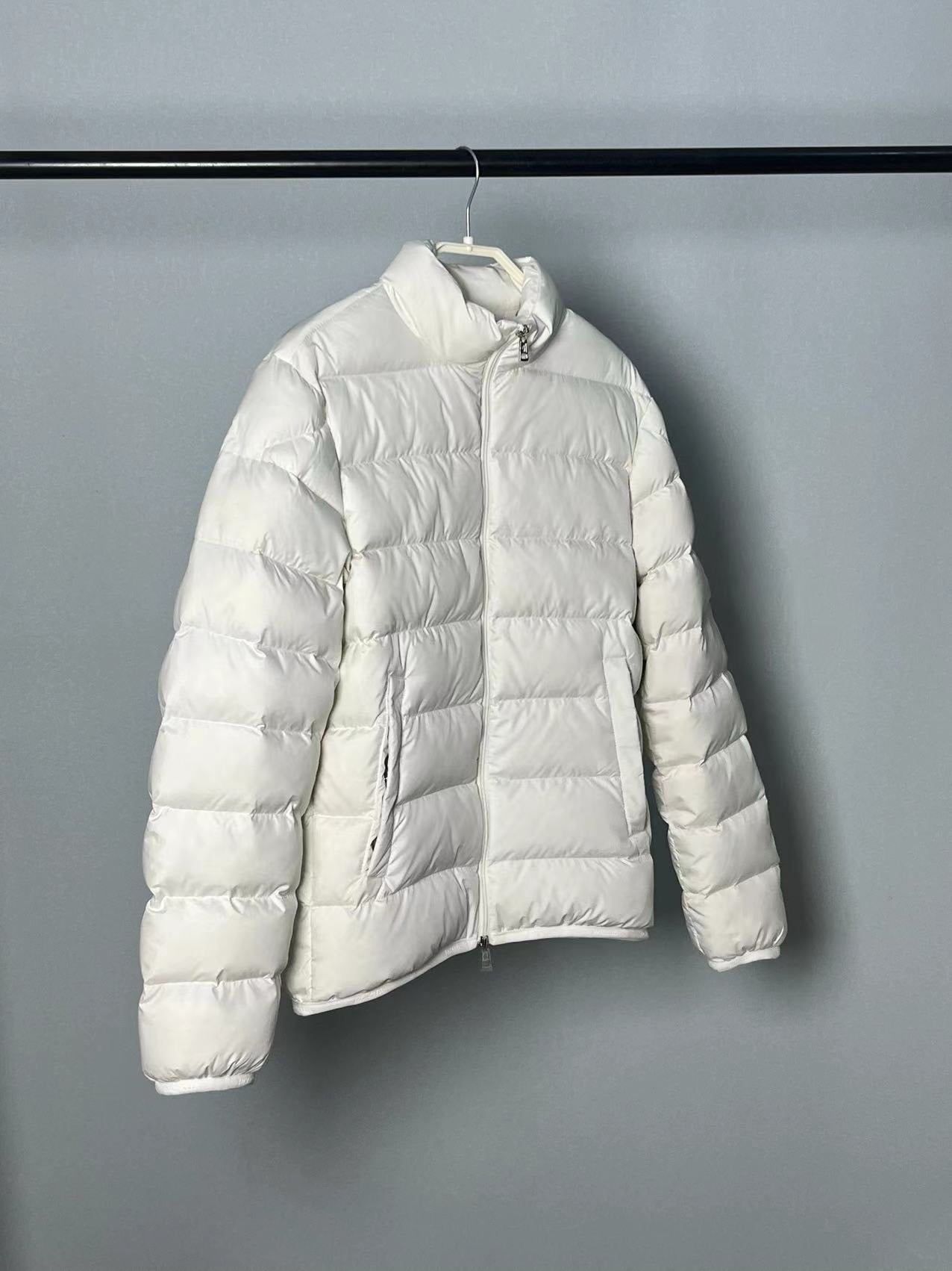 Chaqueta blanca y negra