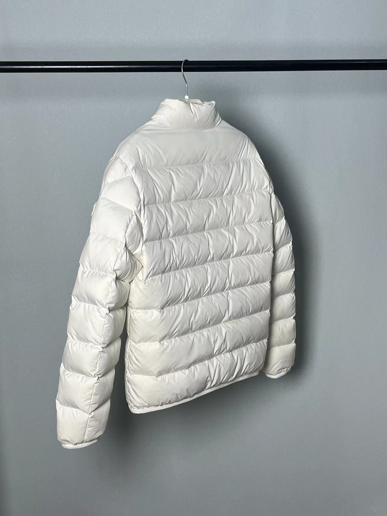 Chaqueta blanca y negra