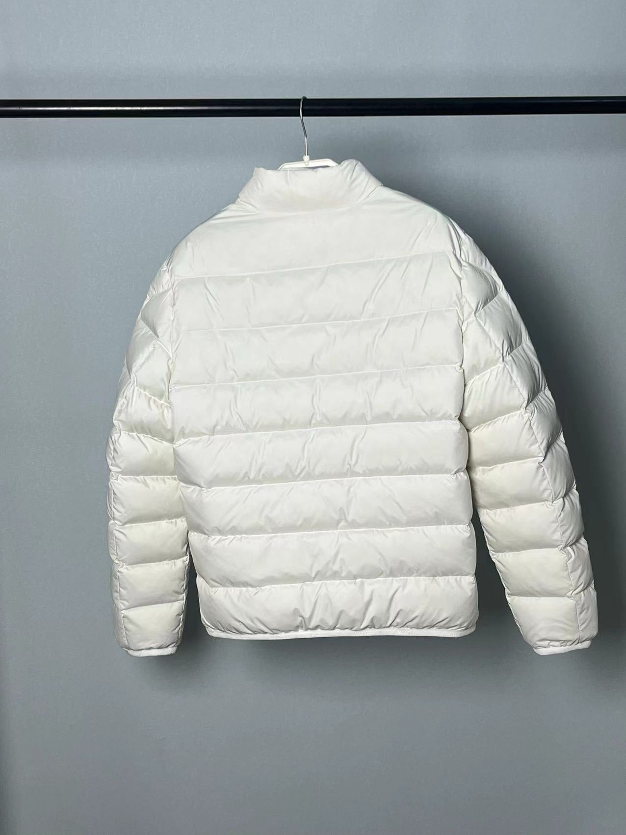Chaqueta blanca y negra