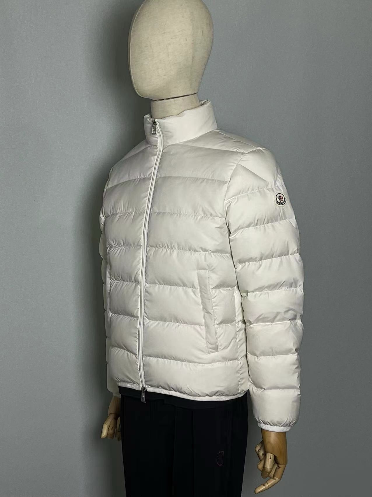 Chaqueta blanca y negra