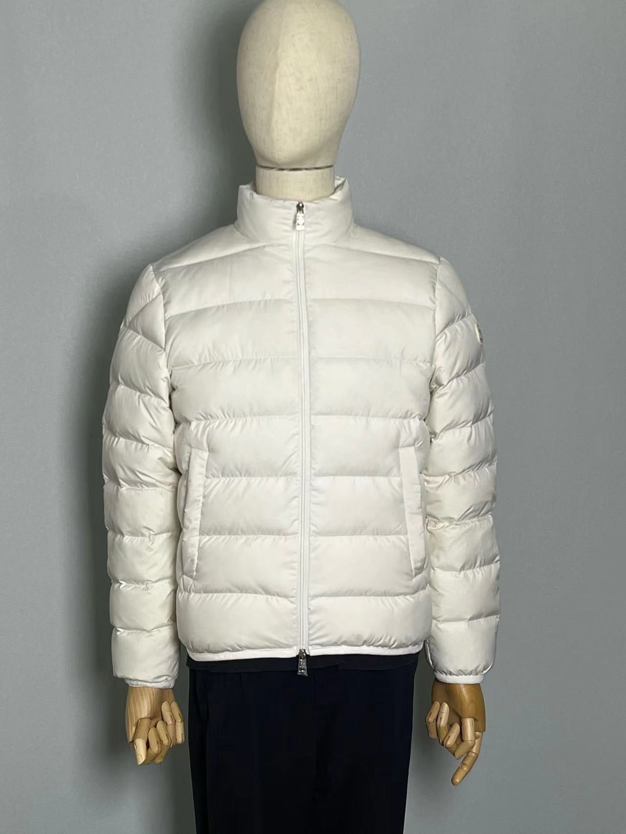 Chaqueta blanca y negra