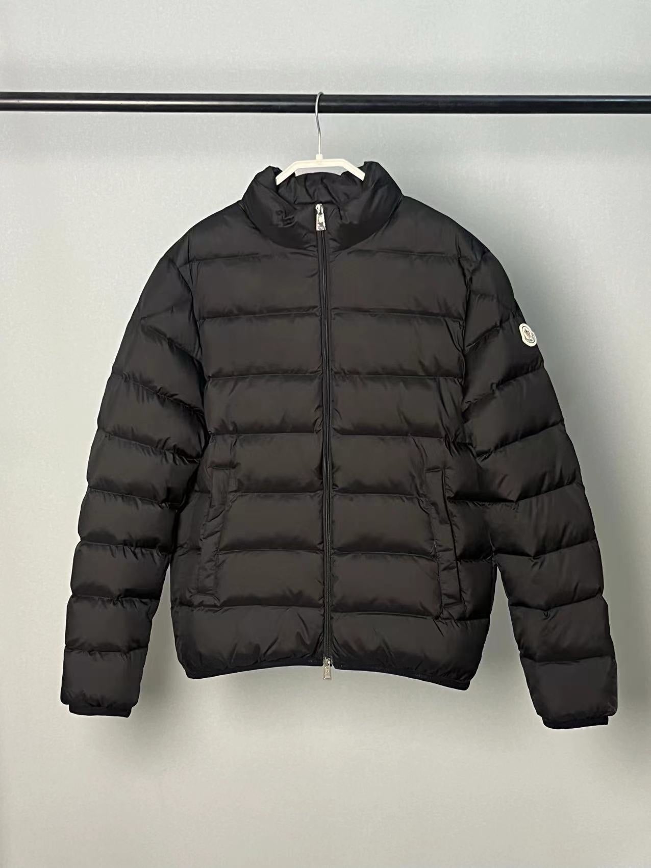 Chaqueta blanca y negra