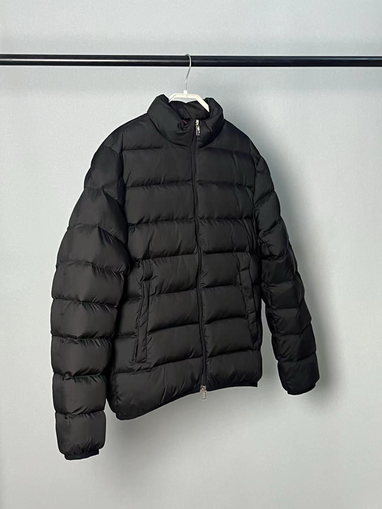 Chaqueta blanca y negra