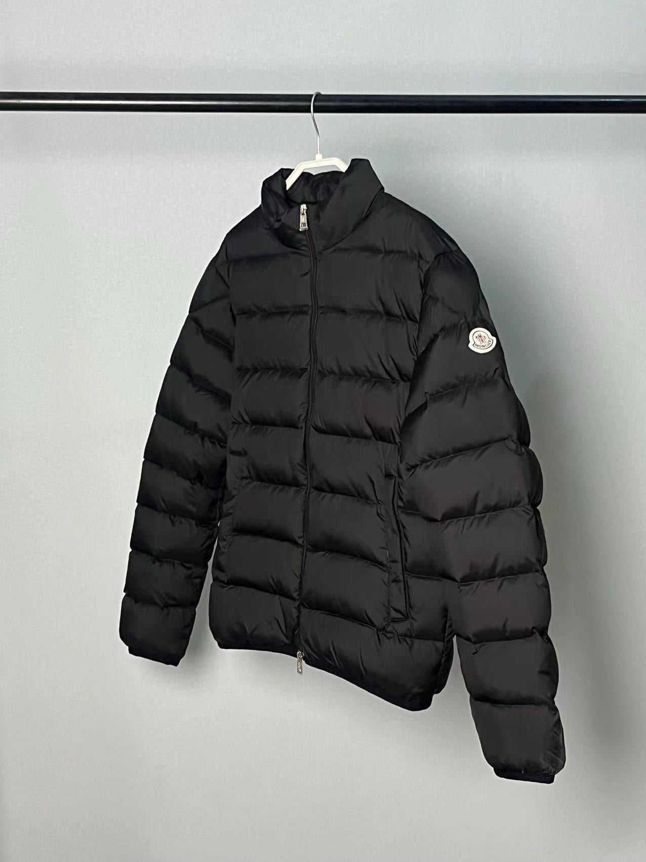 Chaqueta blanca y negra