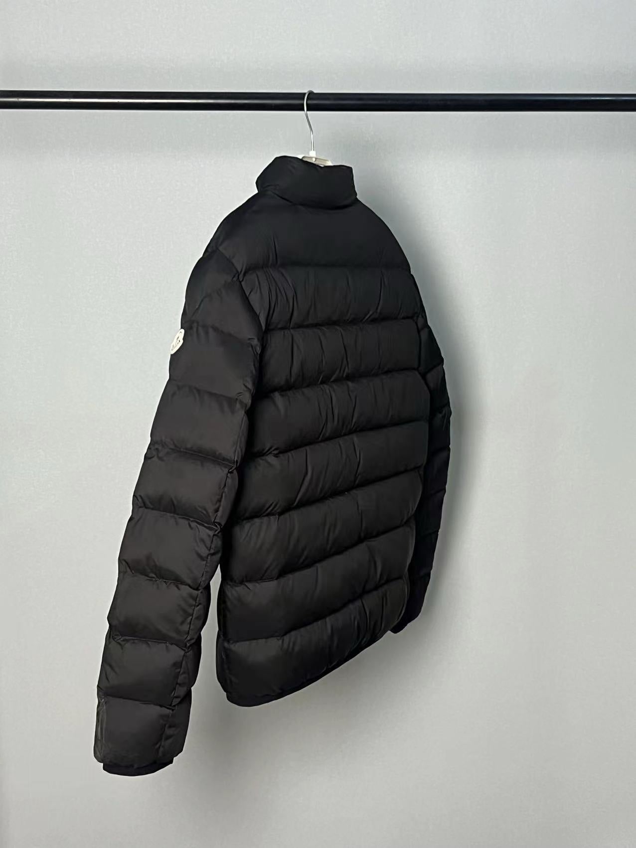 Chaqueta blanca y negra
