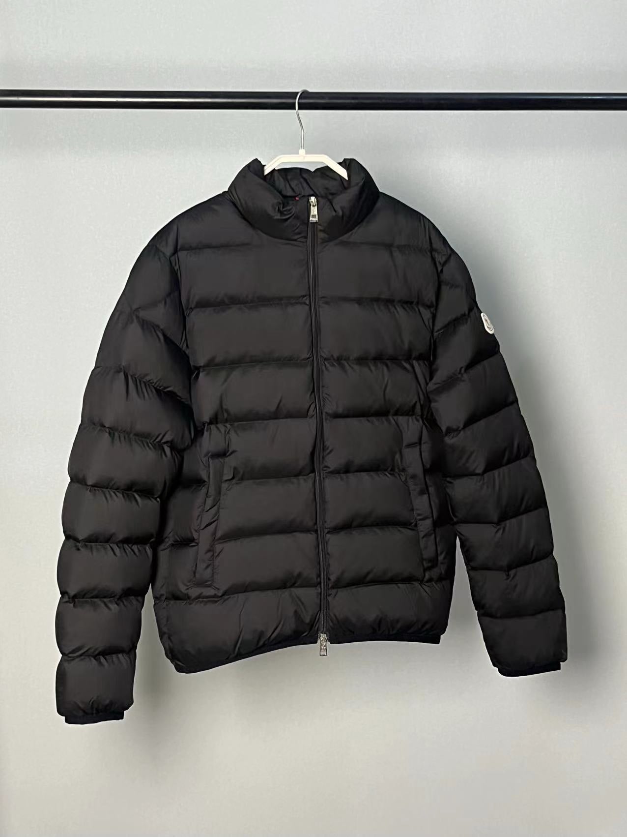Chaqueta blanca y negra