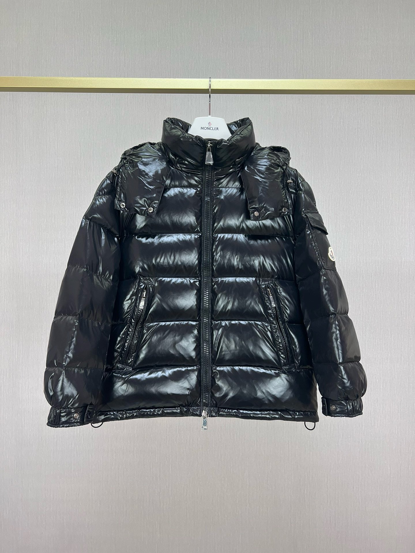 Chaqueta negra, blanca, rosa y azul cielo