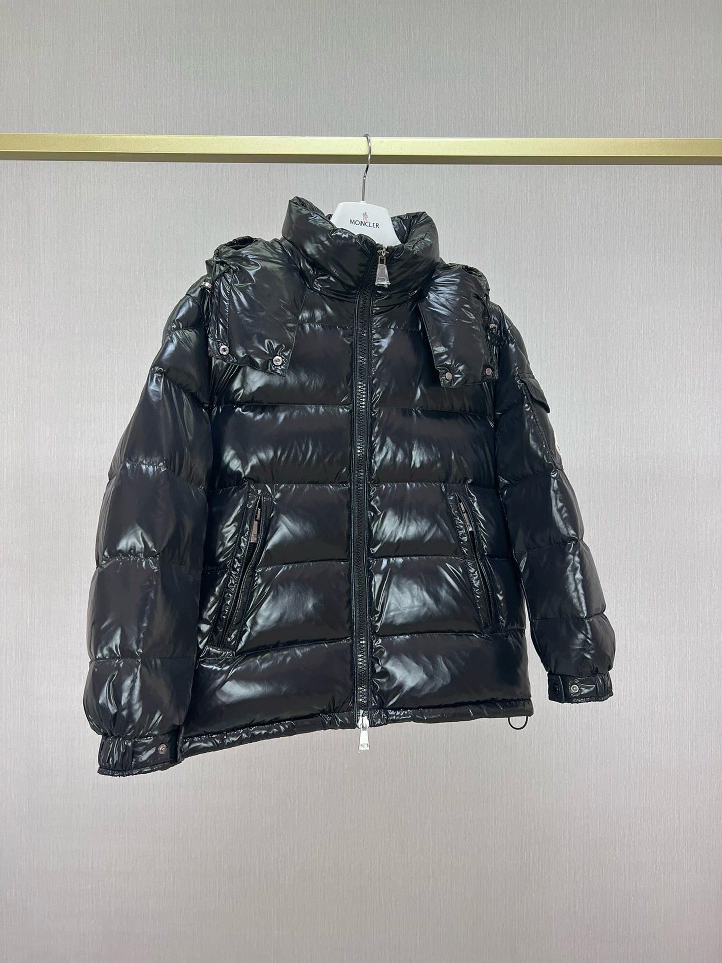 Chaqueta negra, blanca, rosa y azul cielo