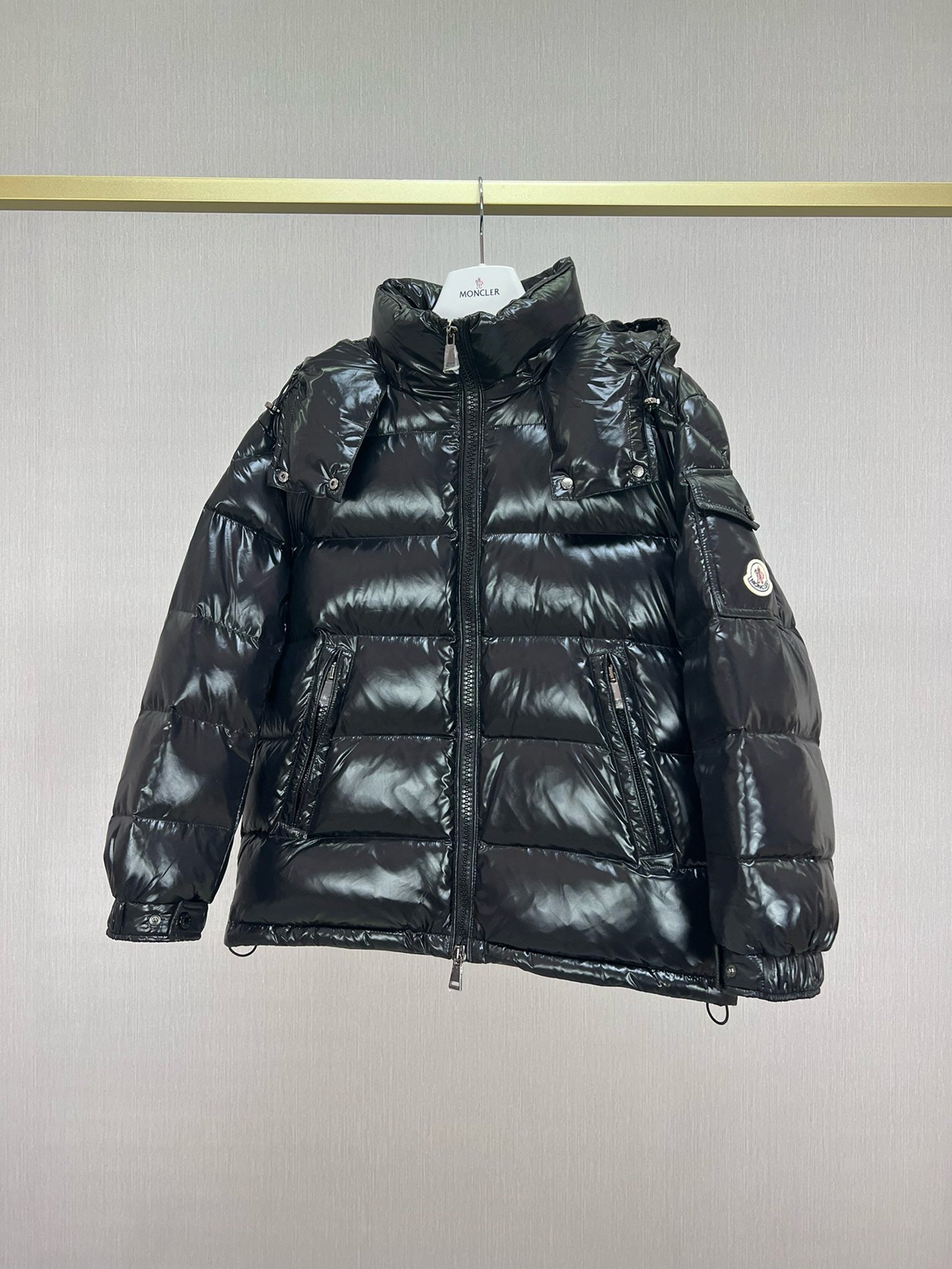Chaqueta negra, blanca, rosa y azul cielo