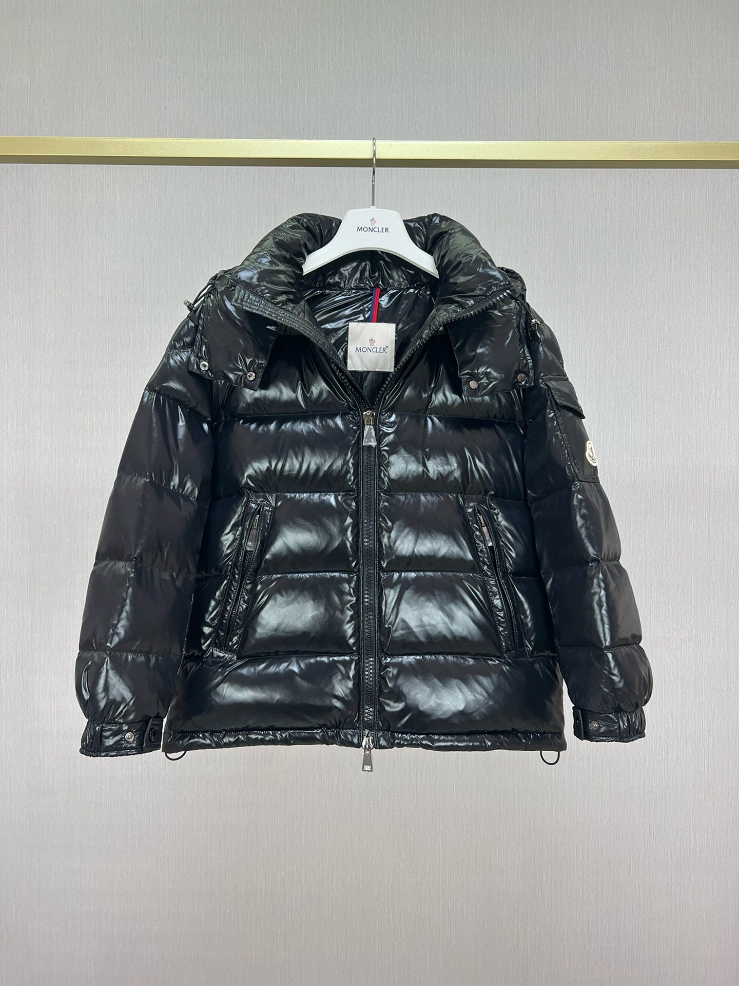 Chaqueta negra, blanca, rosa y azul cielo