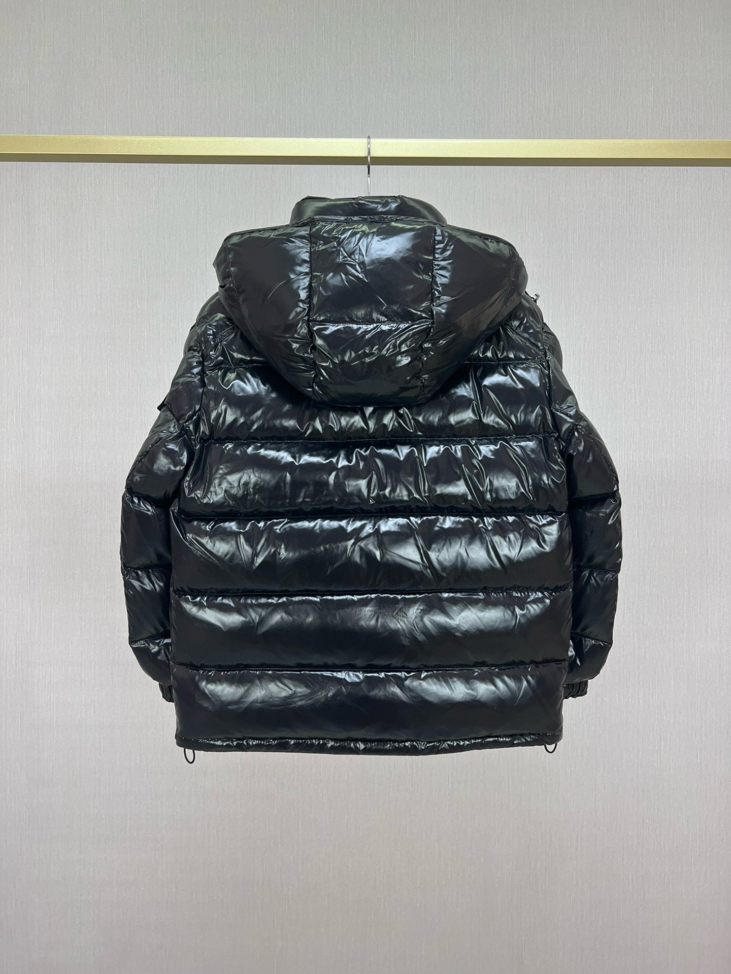 Chaqueta negra, blanca, rosa y azul cielo
