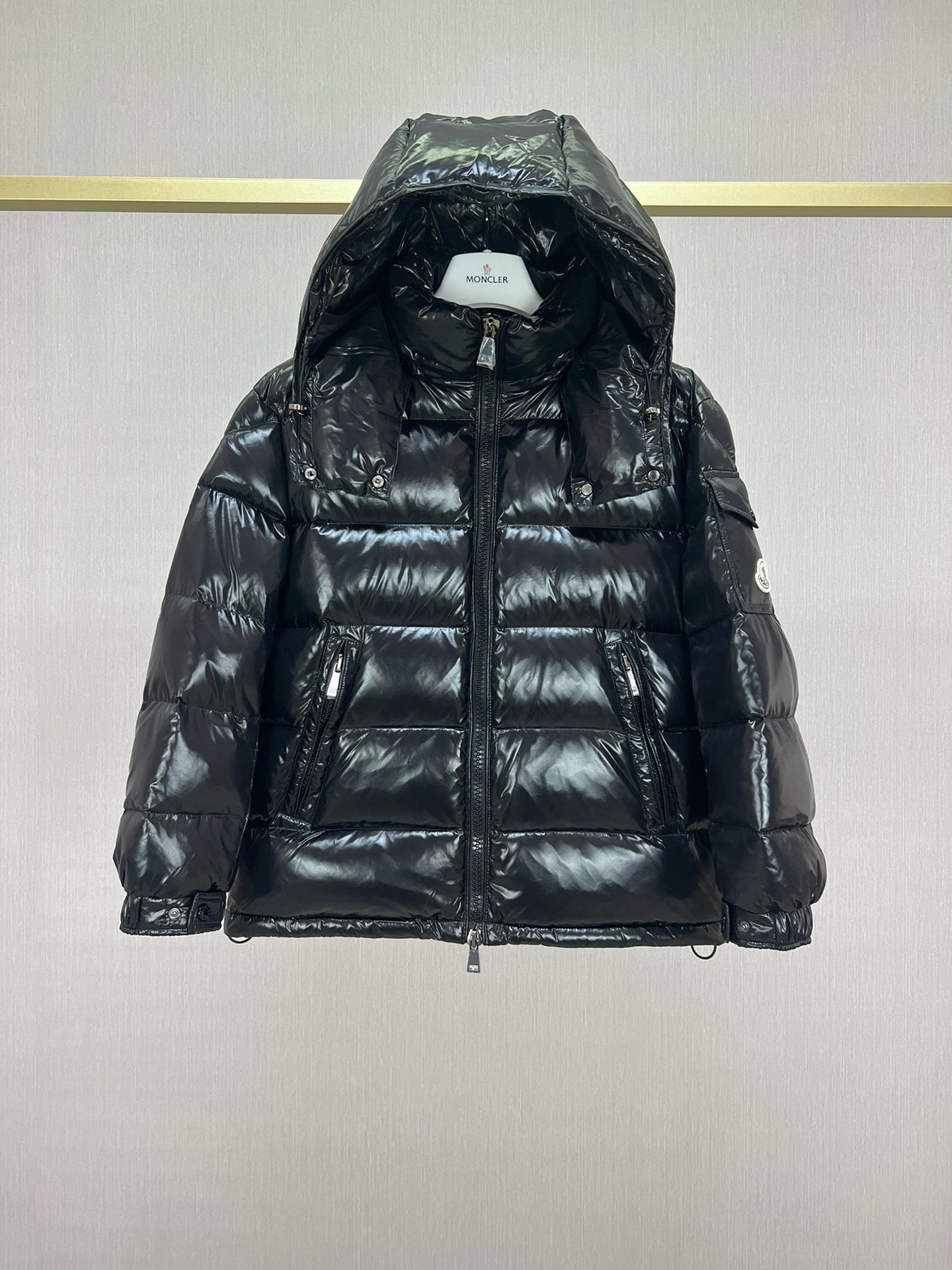 Chaqueta negra, blanca, rosa y azul cielo
