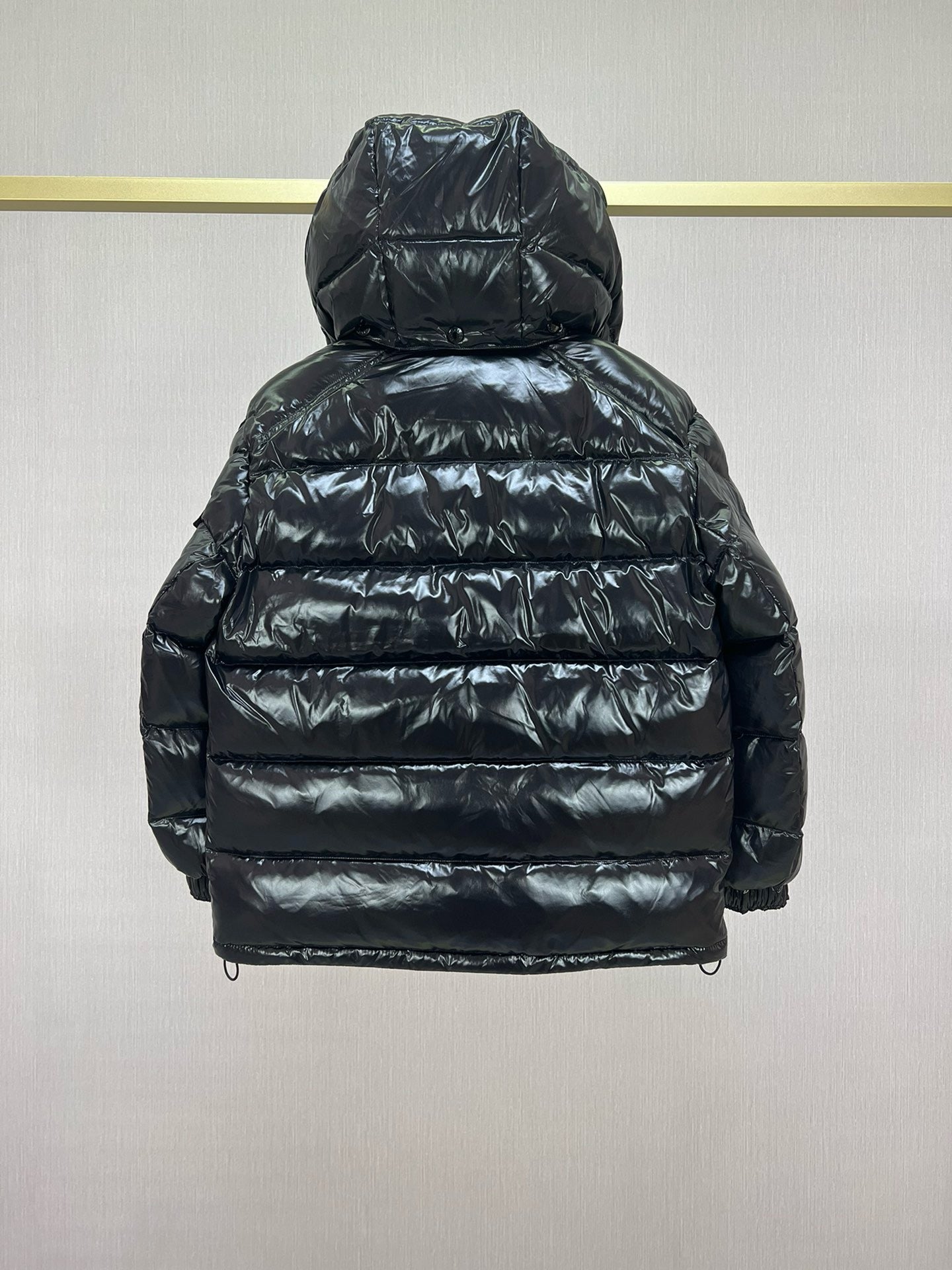 Chaqueta negra, blanca, rosa y azul cielo