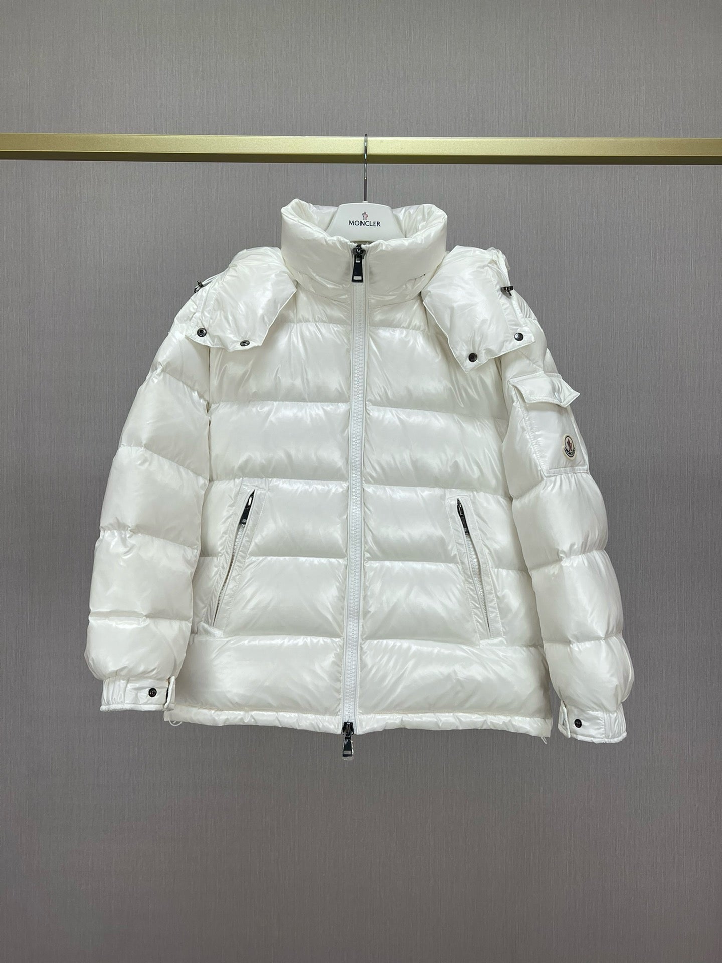 Chaqueta negra, blanca, rosa y azul cielo