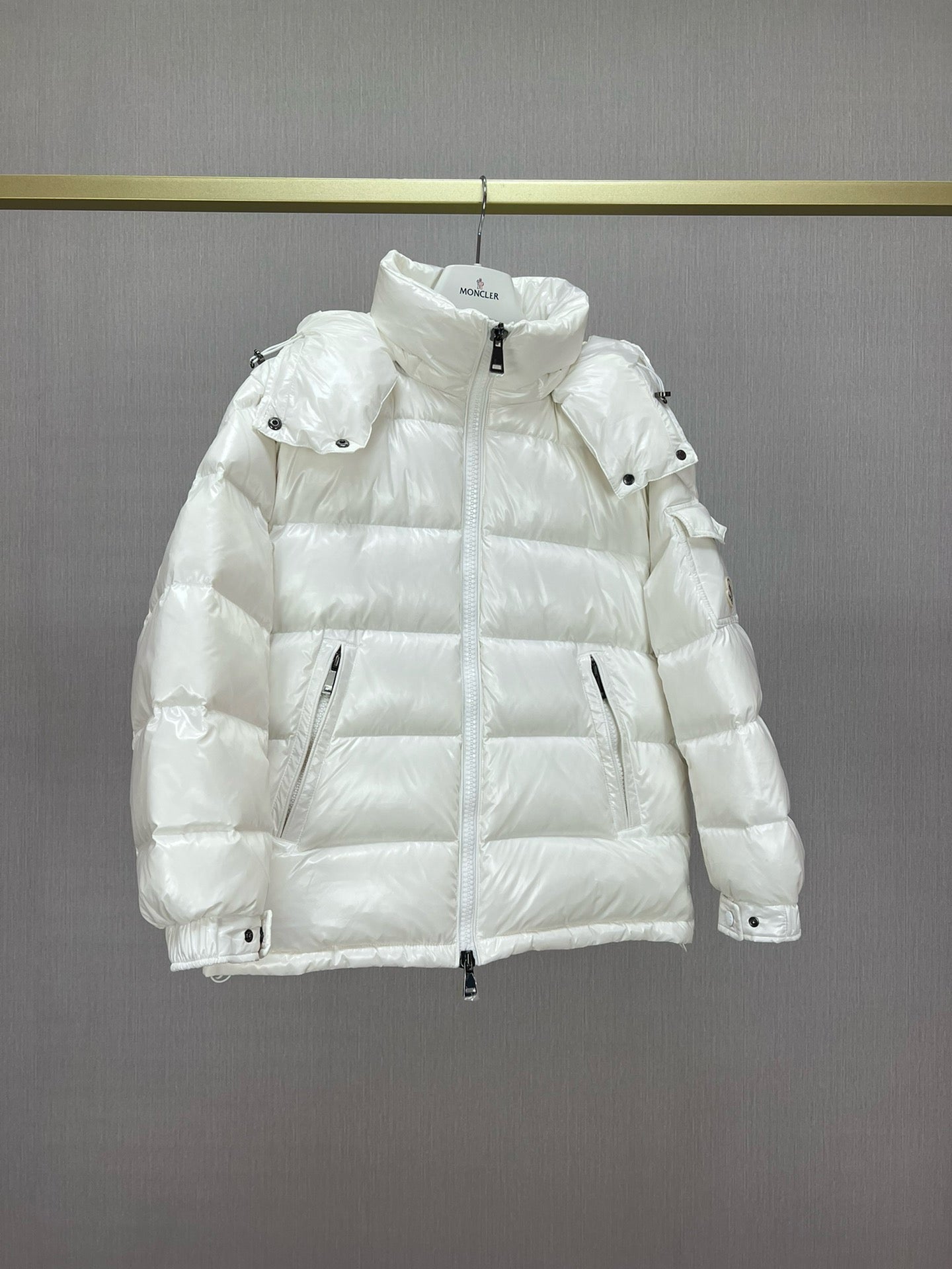 Chaqueta negra, blanca, rosa y azul cielo