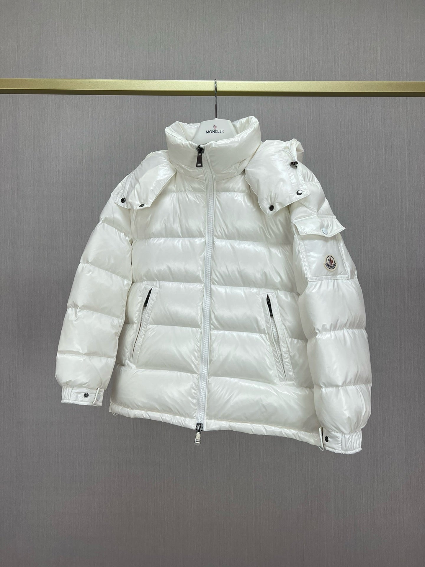 Chaqueta negra, blanca, rosa y azul cielo