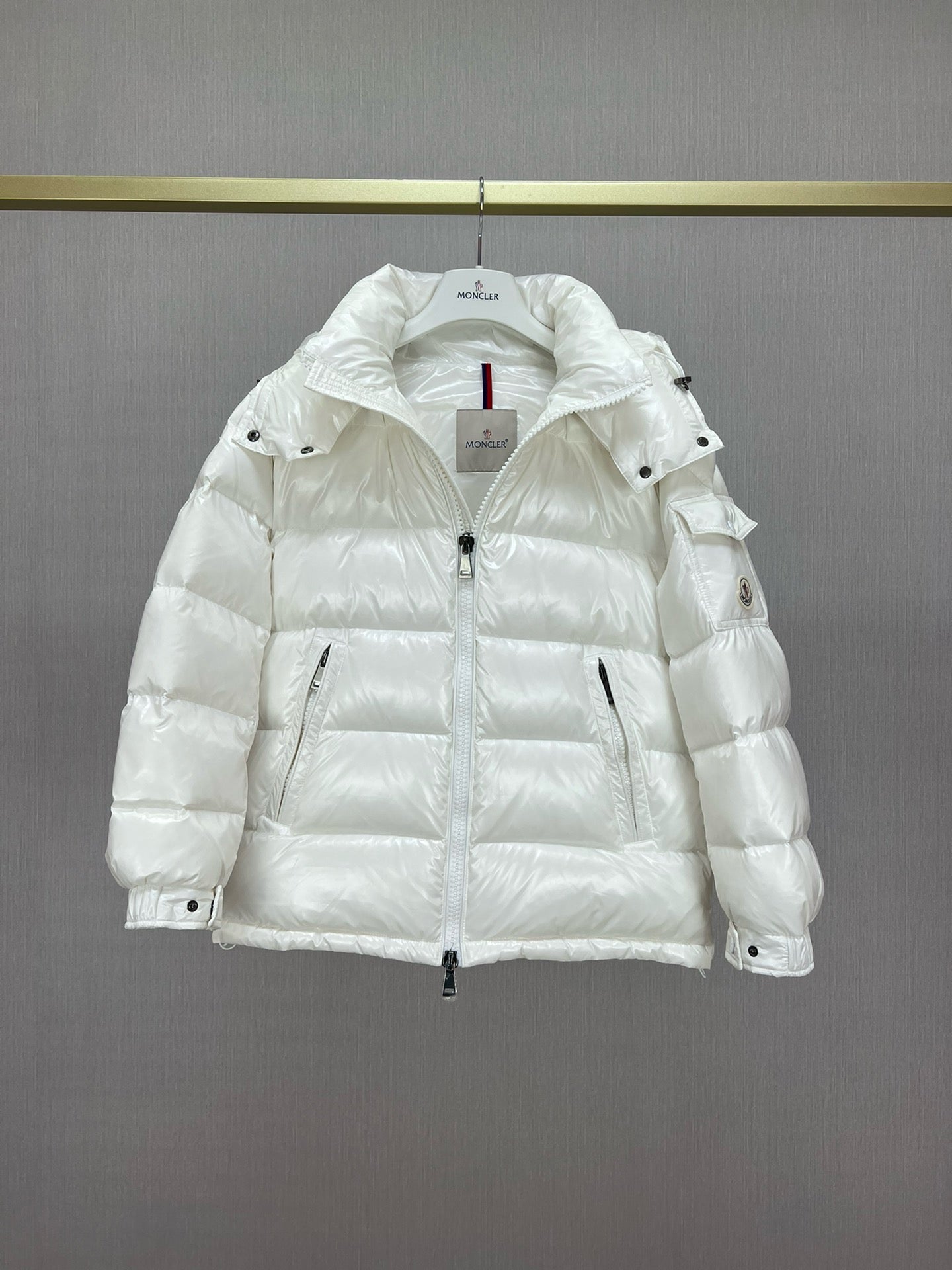 Chaqueta negra, blanca, rosa y azul cielo