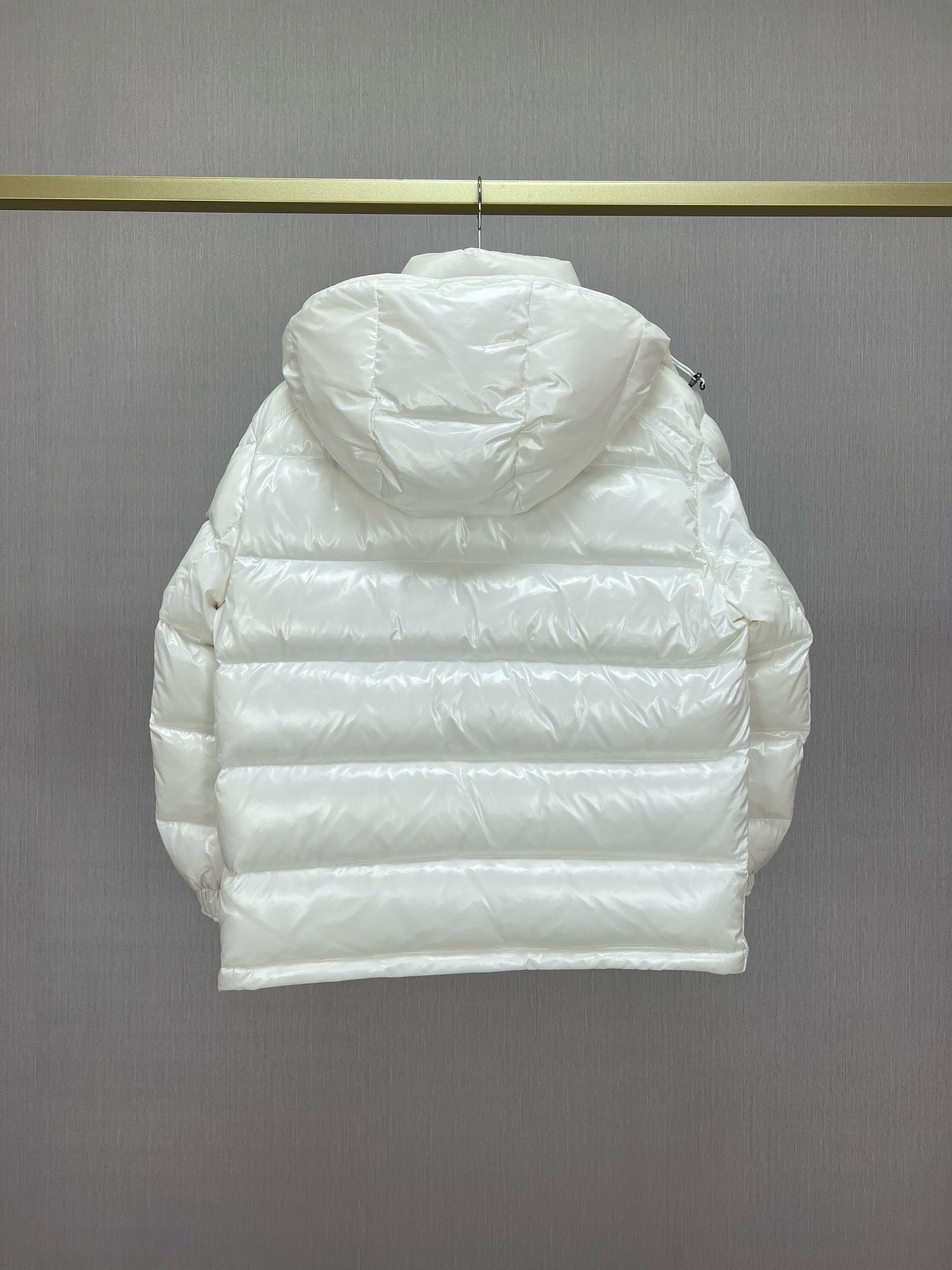 Chaqueta negra, blanca, rosa y azul cielo