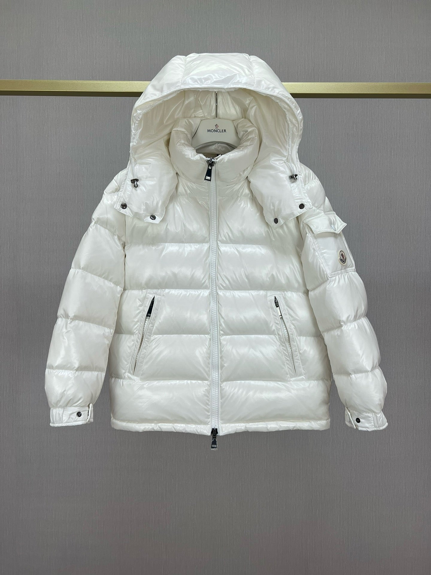 Chaqueta negra, blanca, rosa y azul cielo