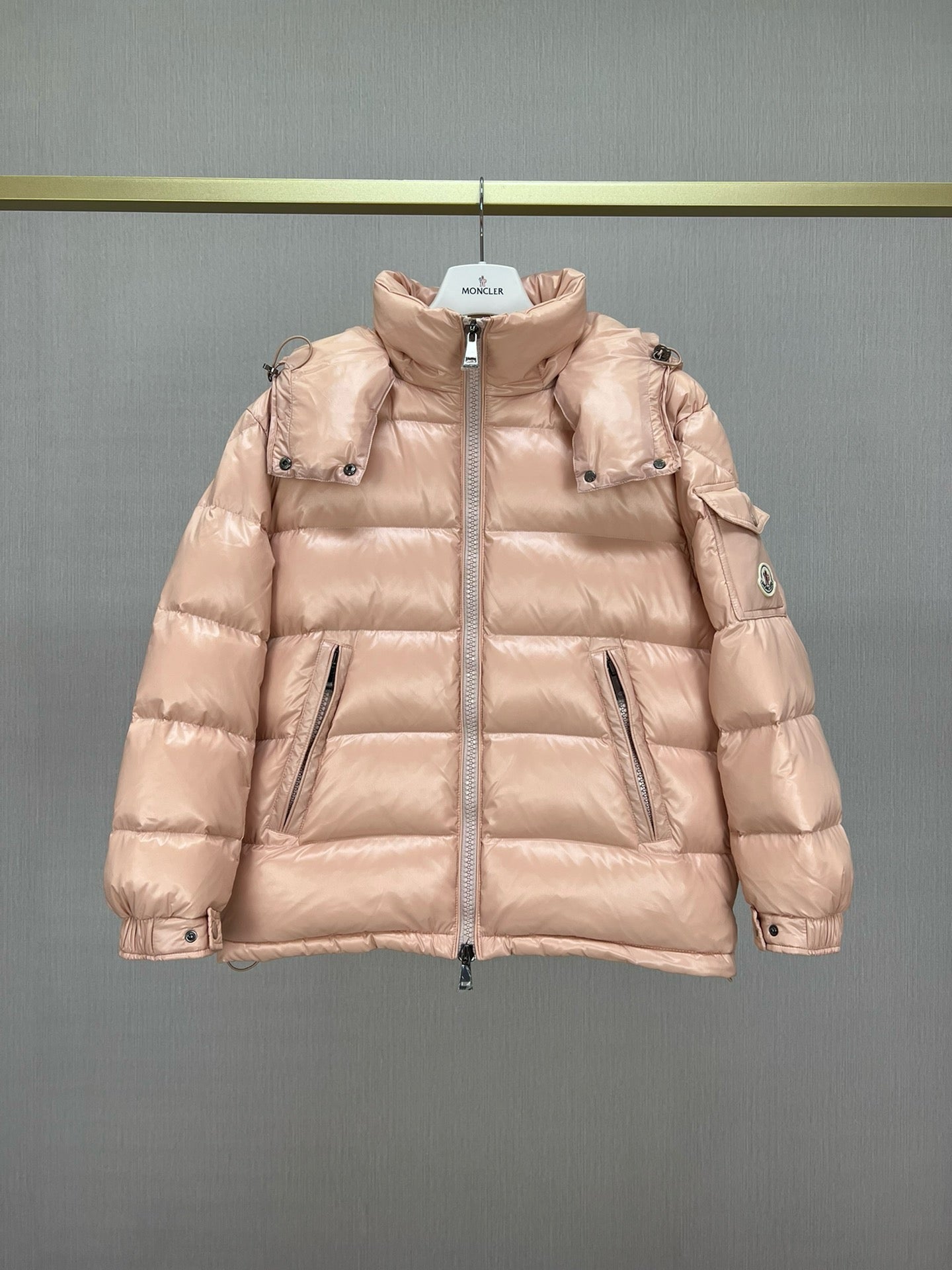 Chaqueta negra, blanca, rosa y azul cielo