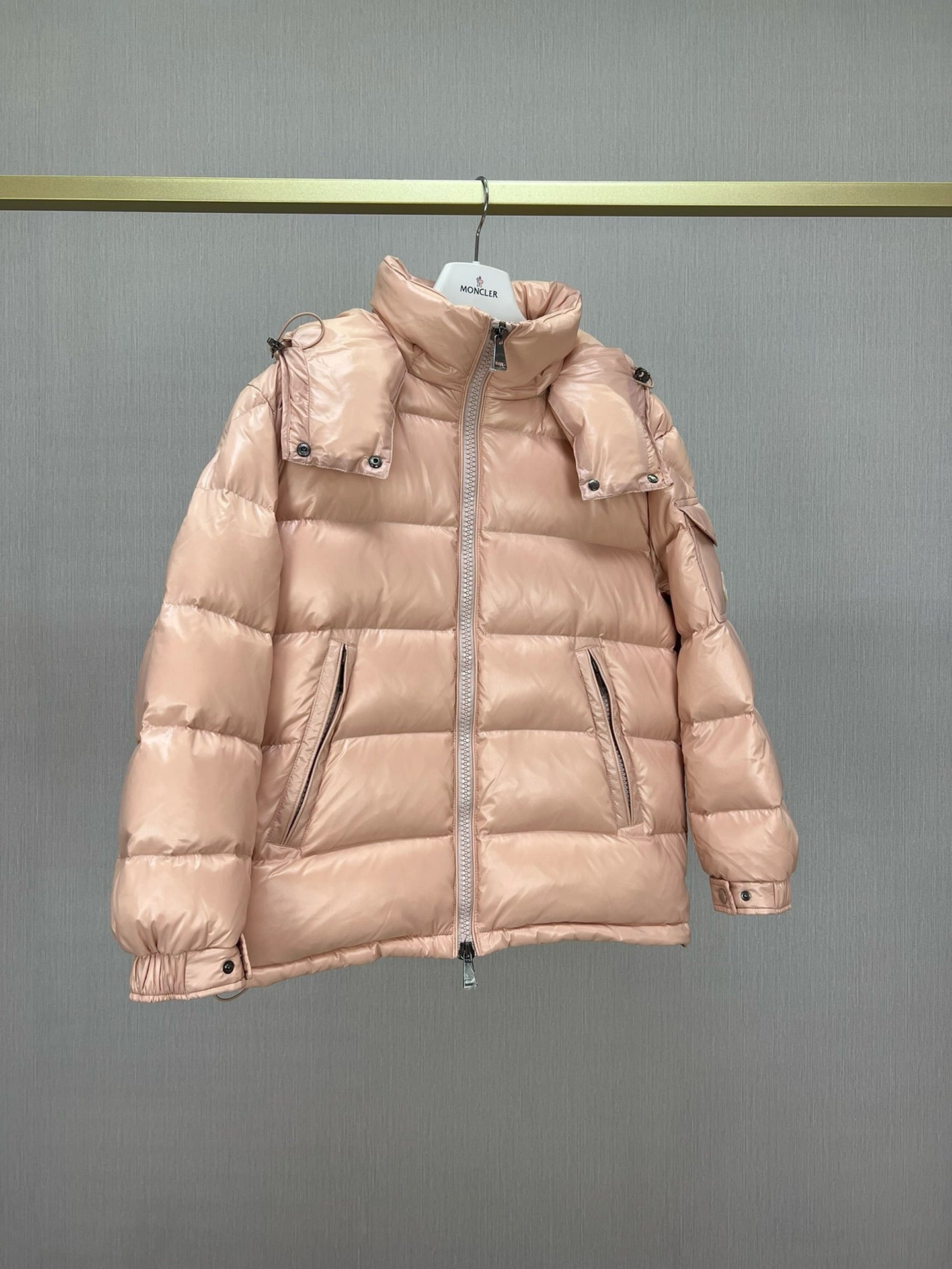 Chaqueta negra, blanca, rosa y azul cielo
