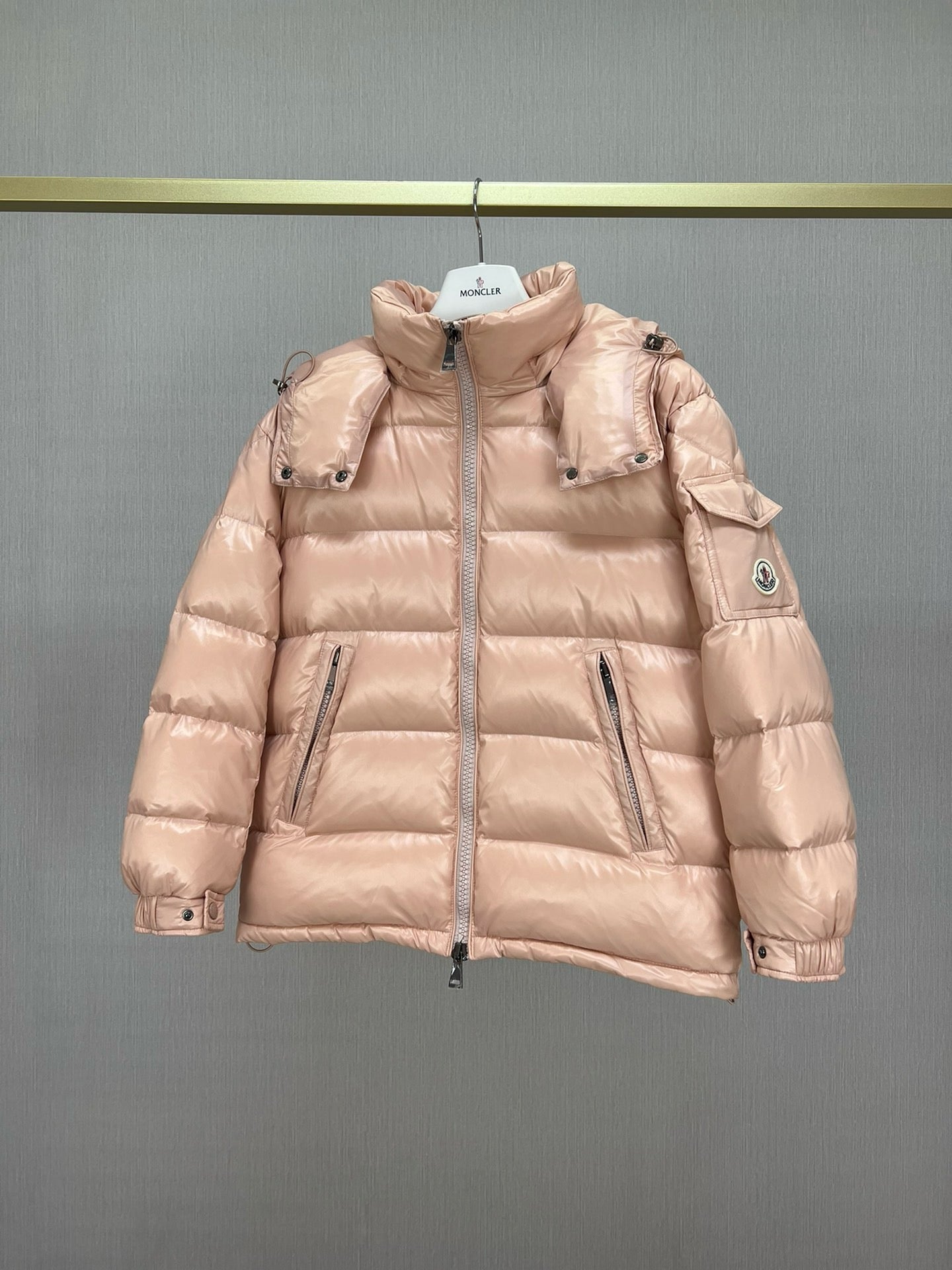 Chaqueta negra, blanca, rosa y azul cielo