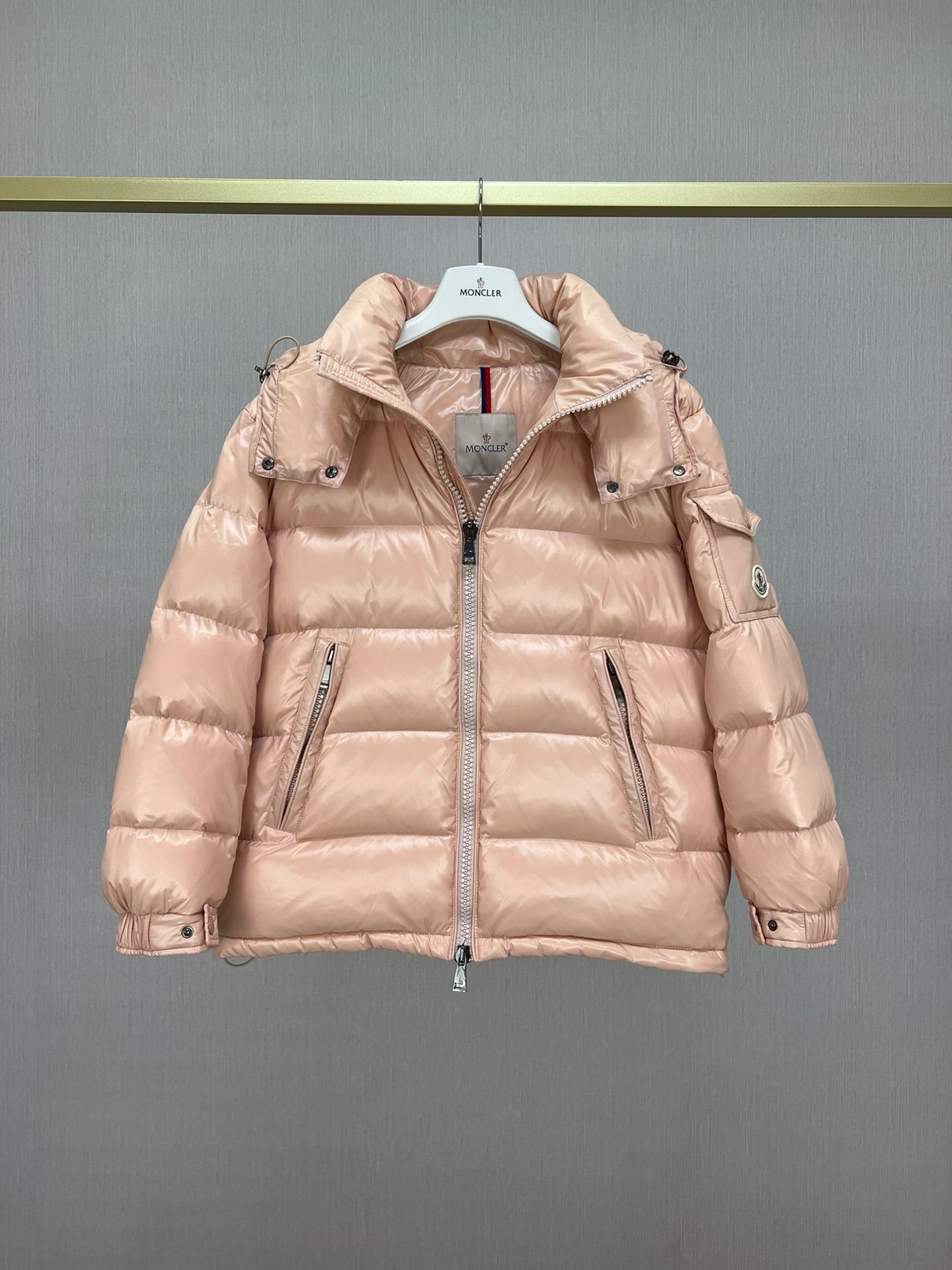 Chaqueta negra, blanca, rosa y azul cielo