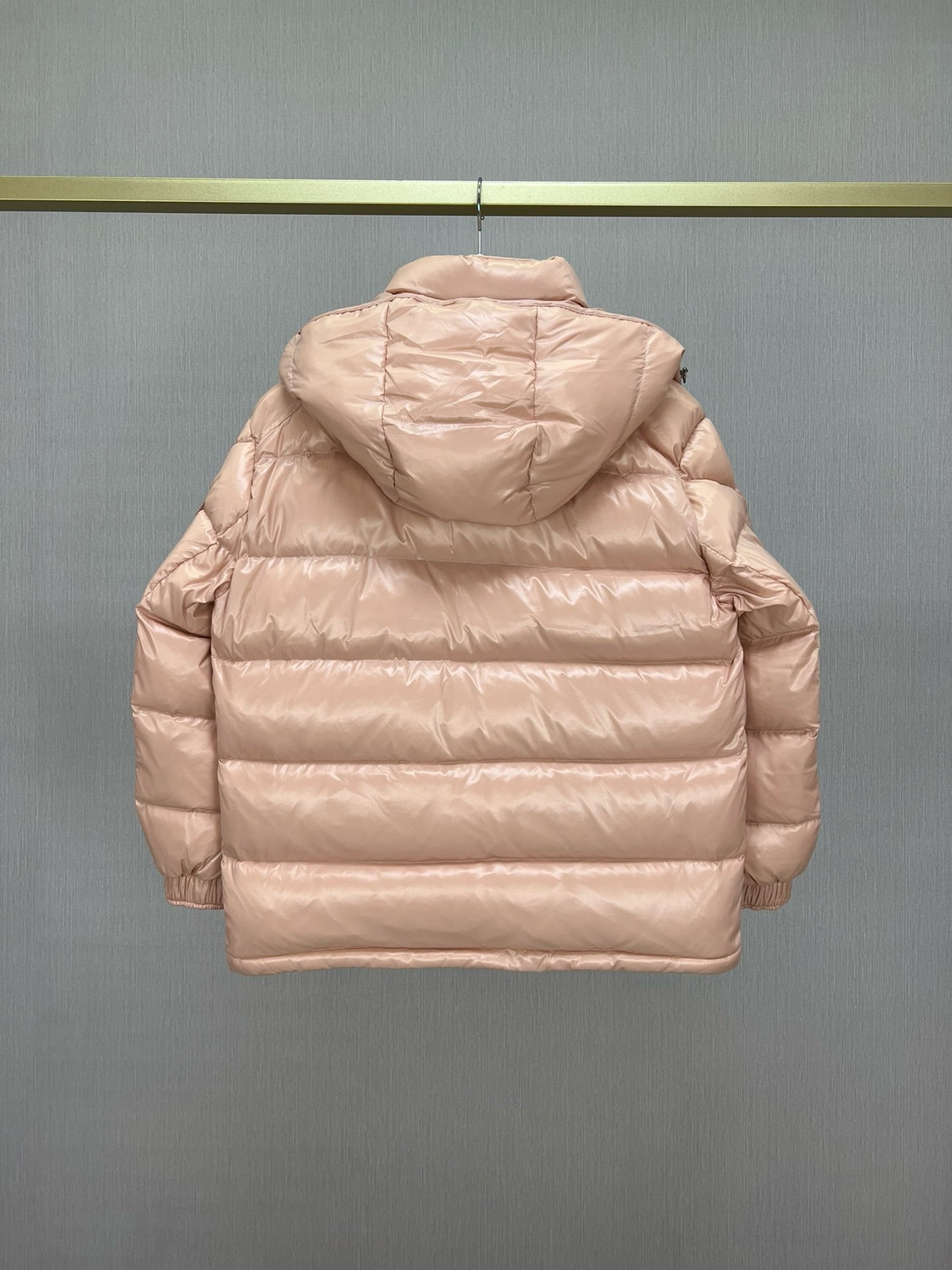 Chaqueta negra, blanca, rosa y azul cielo