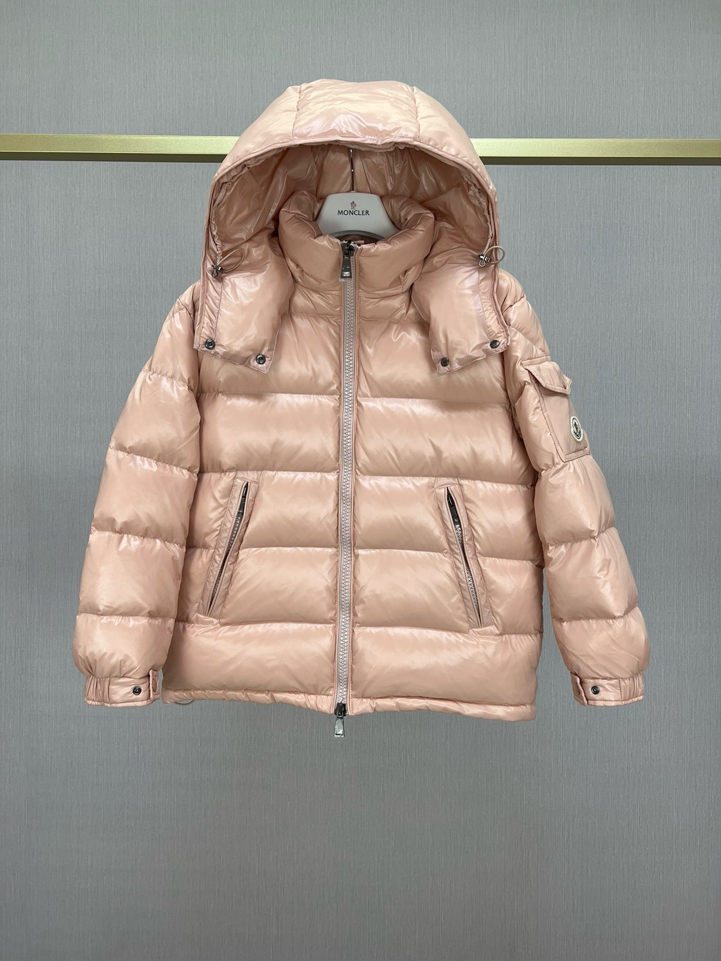 Chaqueta negra, blanca, rosa y azul cielo