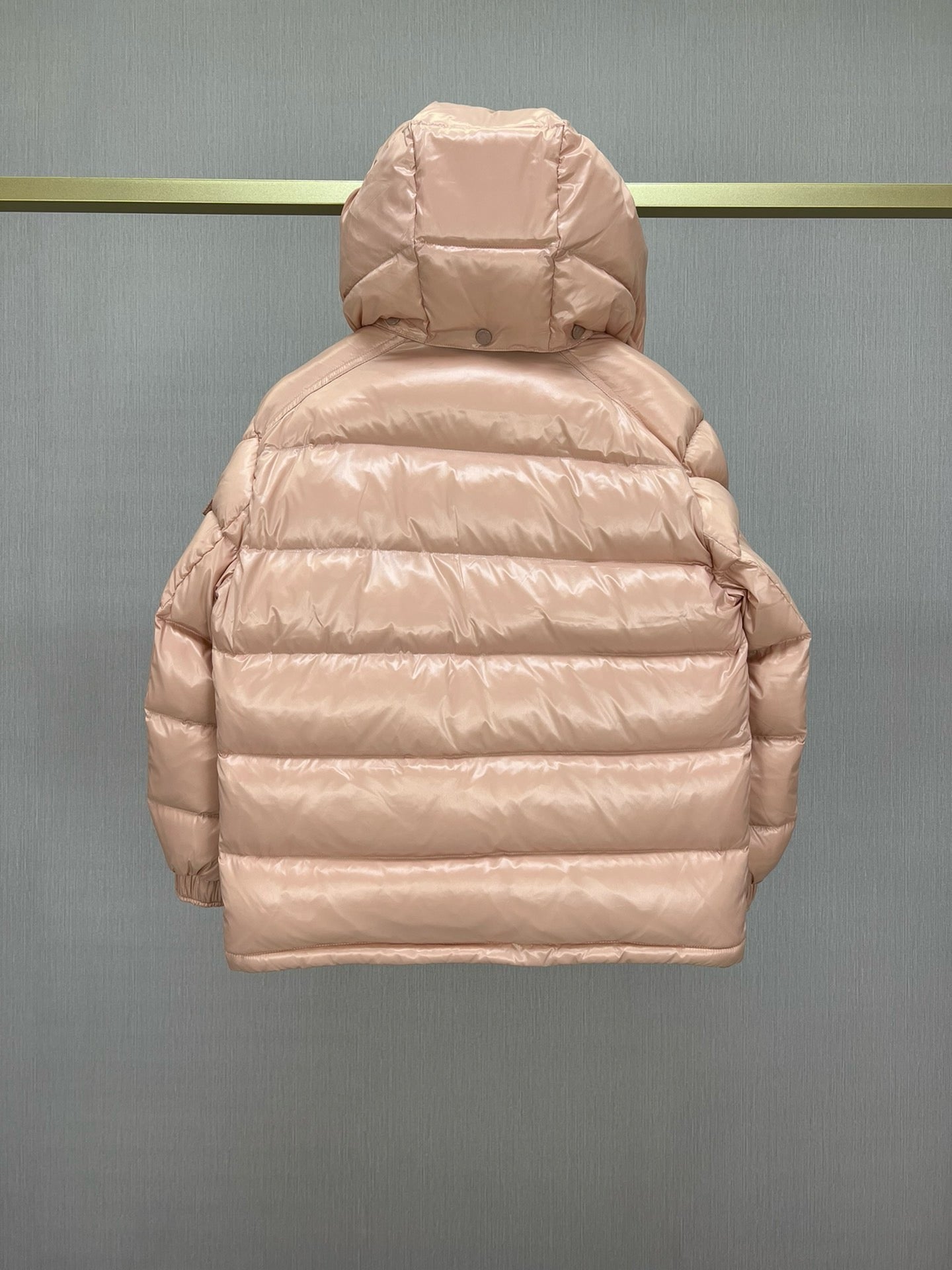 Chaqueta negra, blanca, rosa y azul cielo