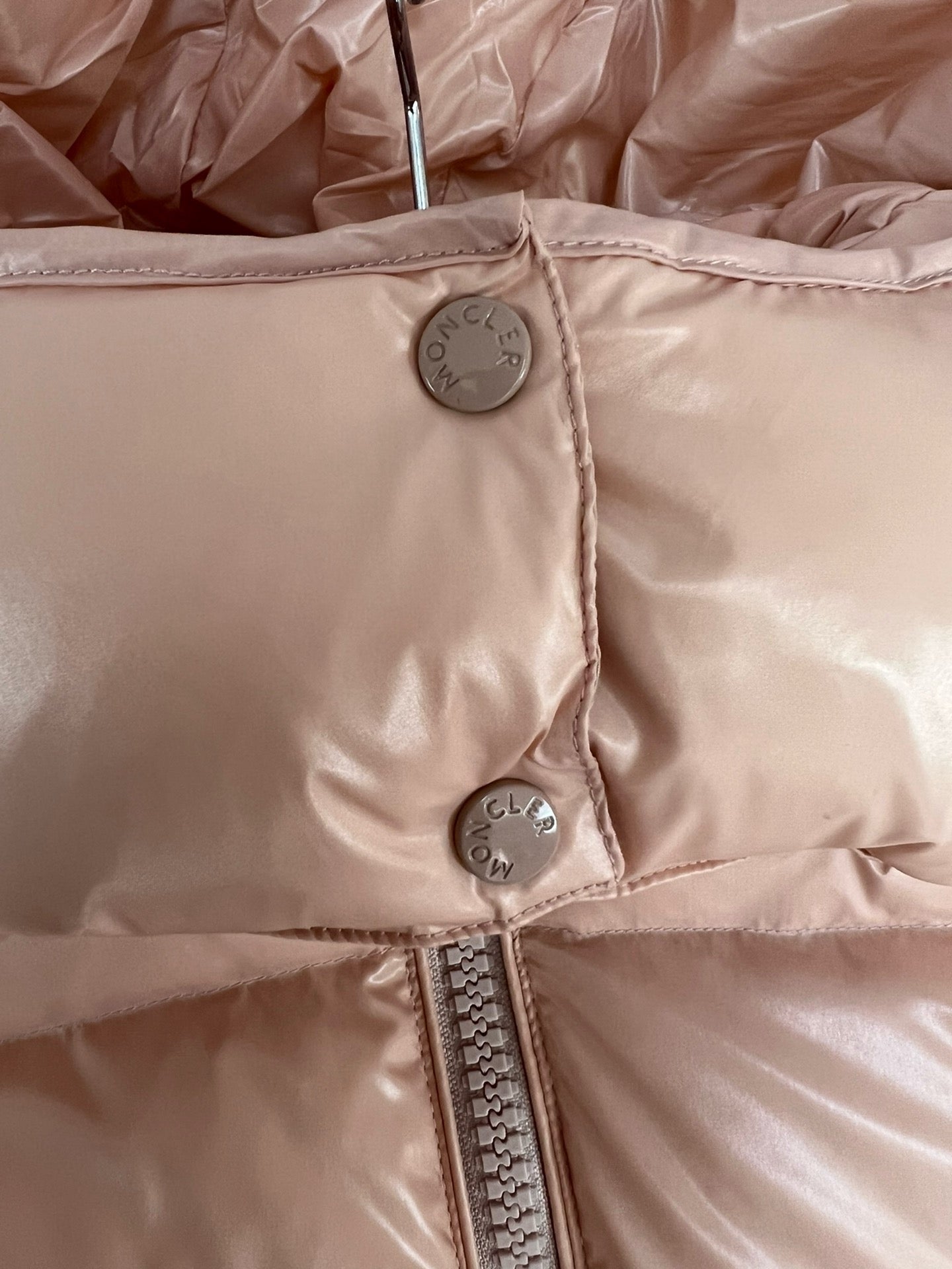 Chaqueta negra, blanca, rosa y azul cielo