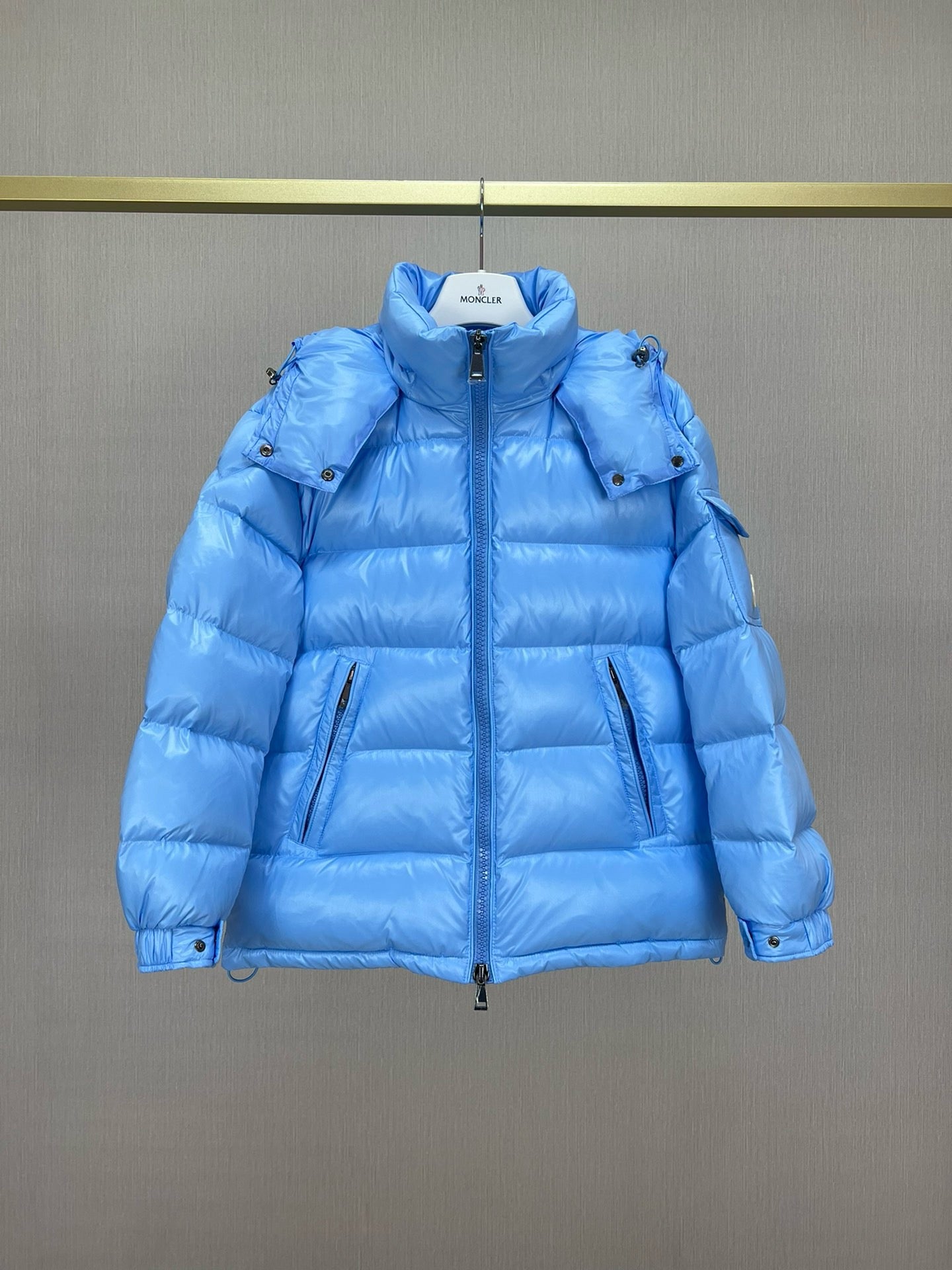 Chaqueta negra, blanca, rosa y azul cielo