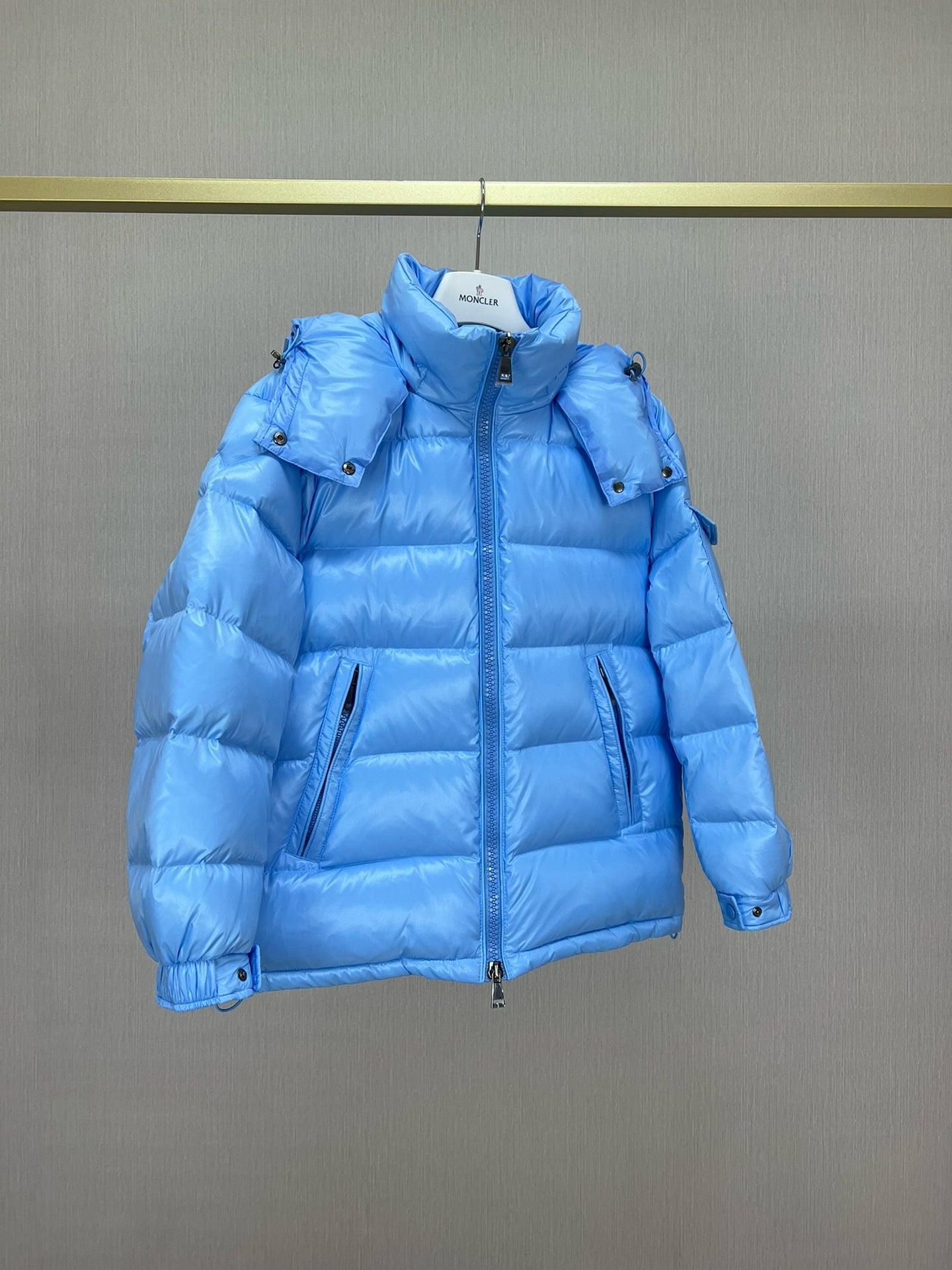 Chaqueta negra, blanca, rosa y azul cielo
