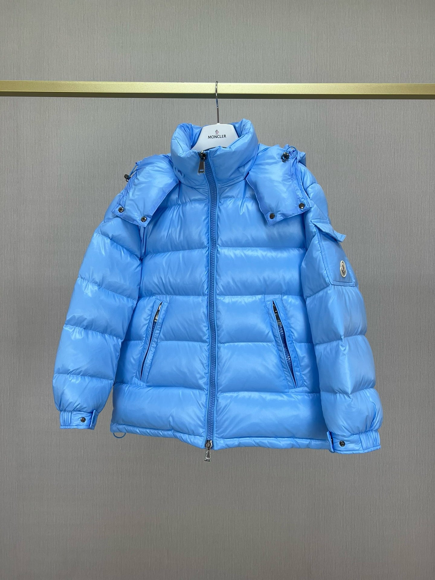 Chaqueta negra, blanca, rosa y azul cielo