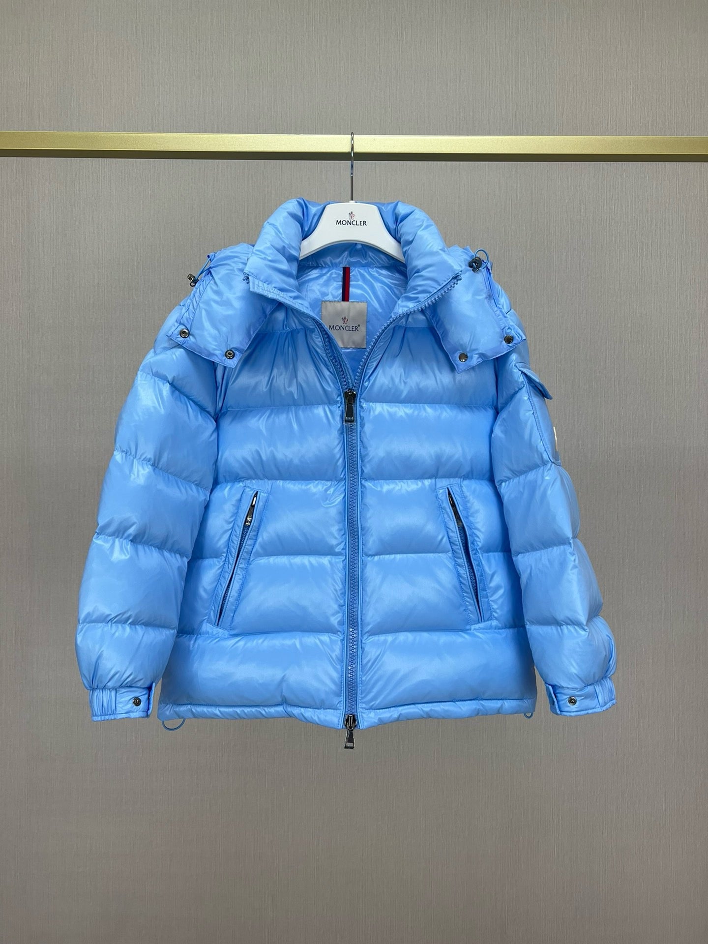 Chaqueta negra, blanca, rosa y azul cielo
