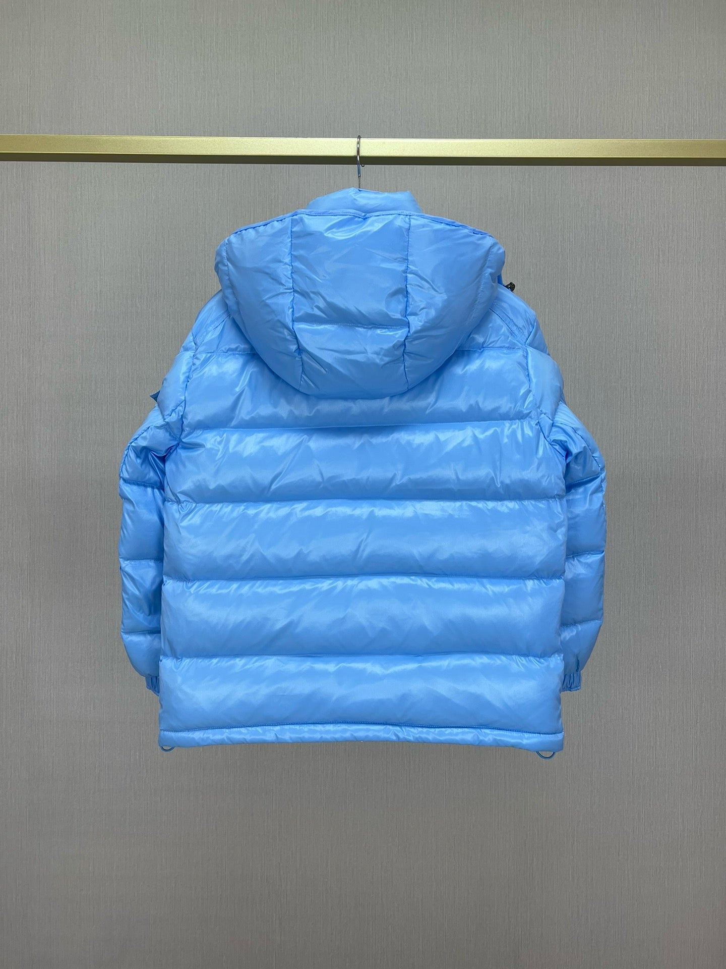Chaqueta negra, blanca, rosa y azul cielo