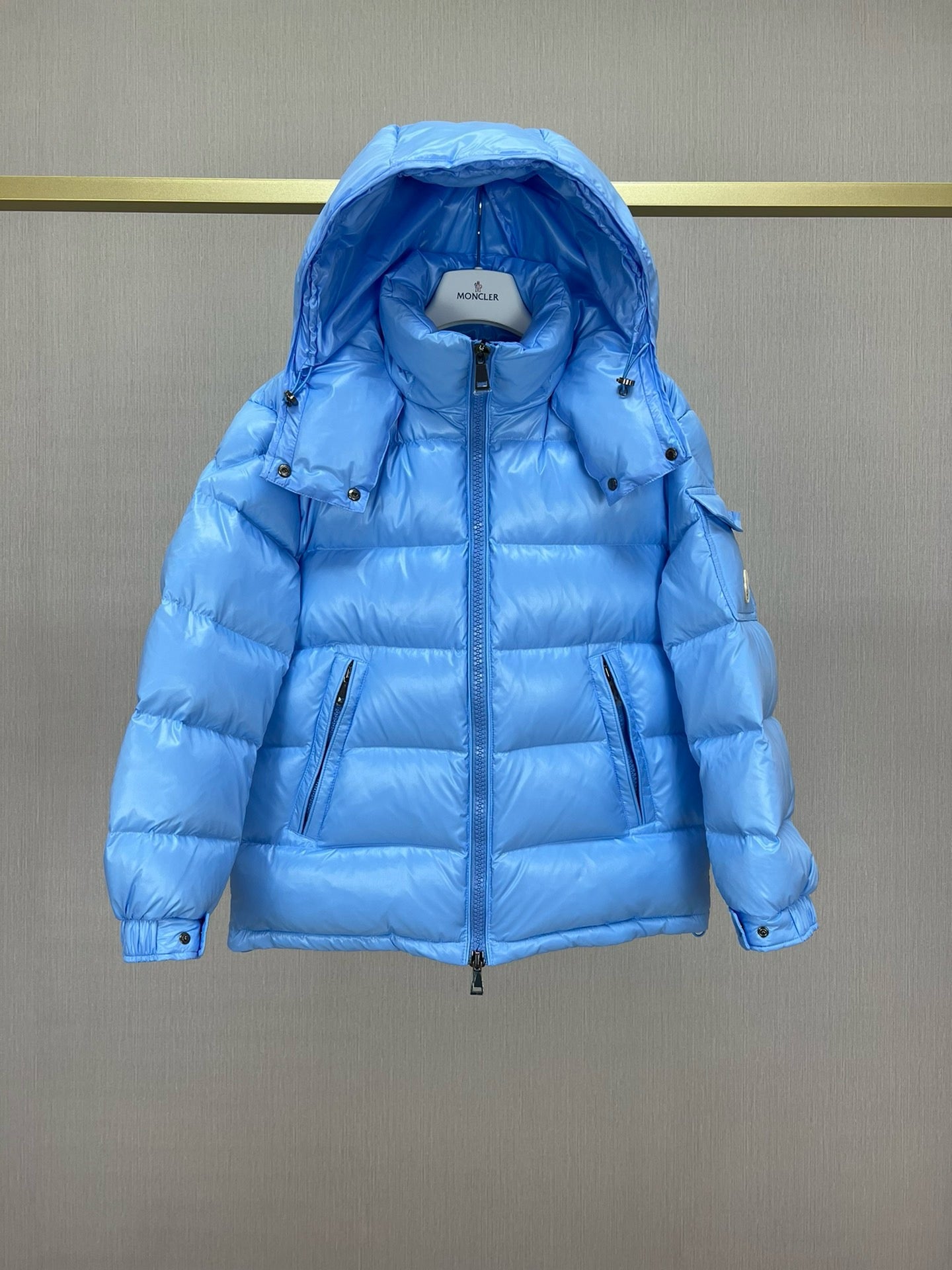 Chaqueta negra, blanca, rosa y azul cielo