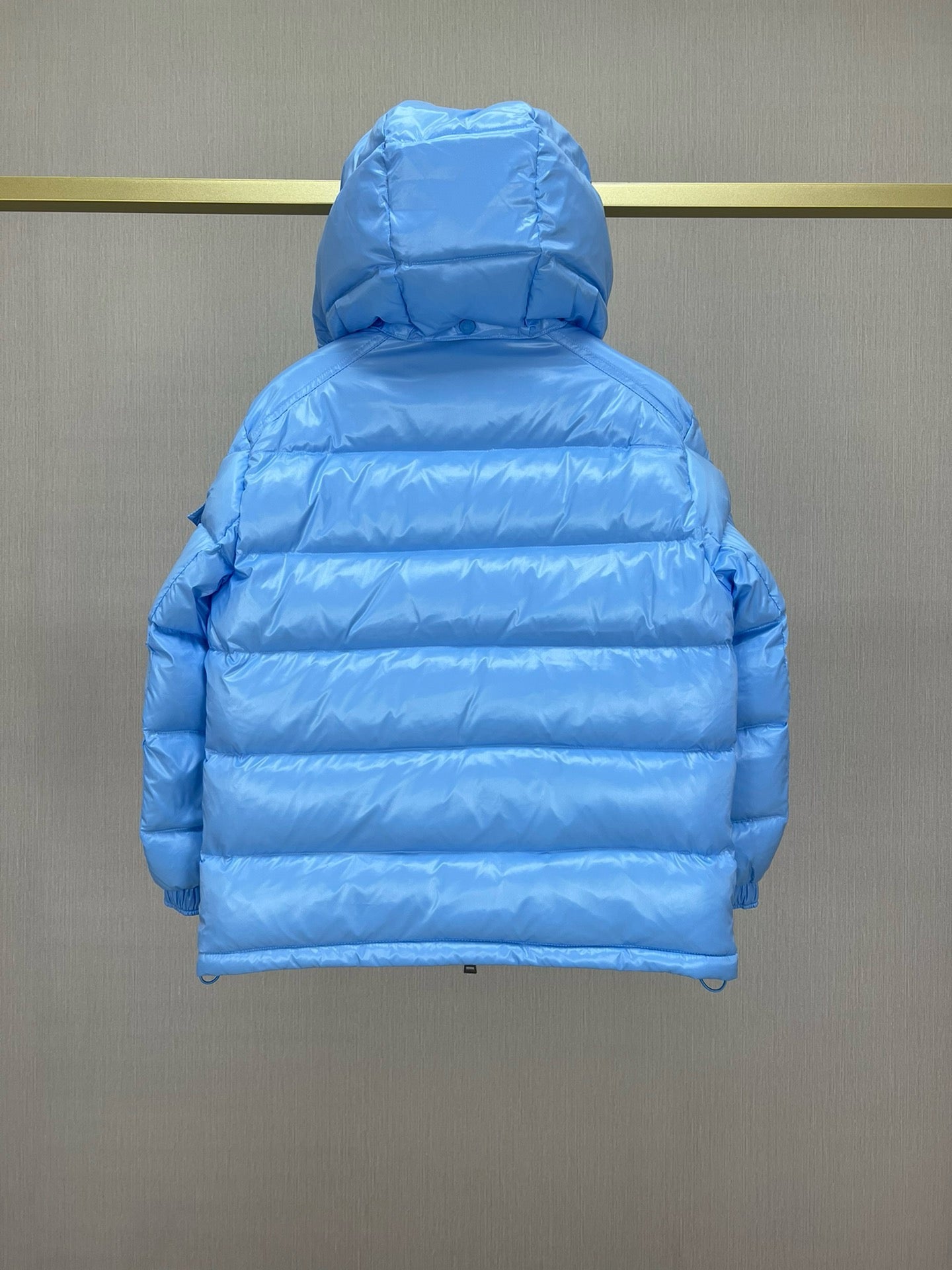 Chaqueta negra, blanca, rosa y azul cielo