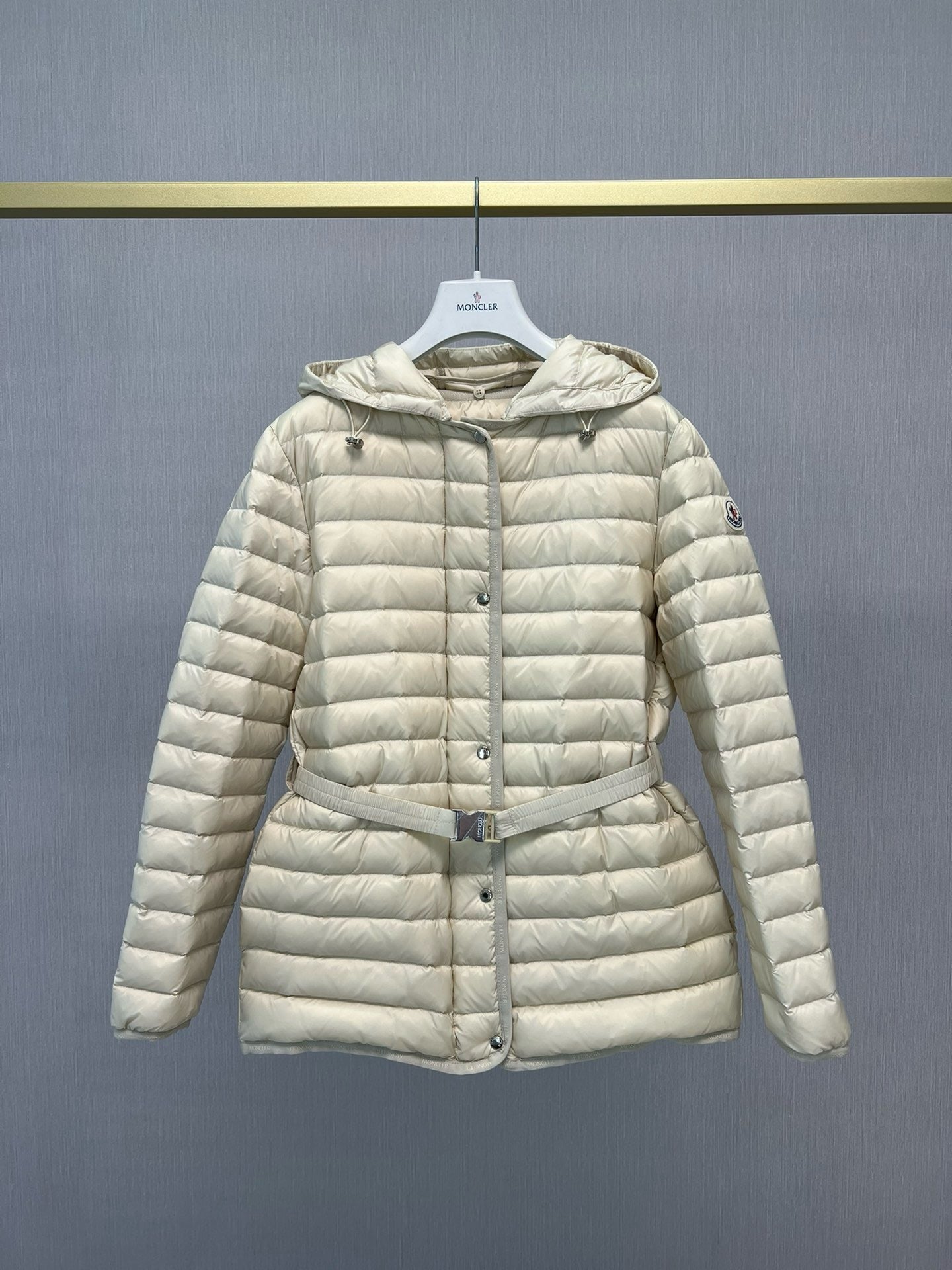 Chaqueta blanca y negra