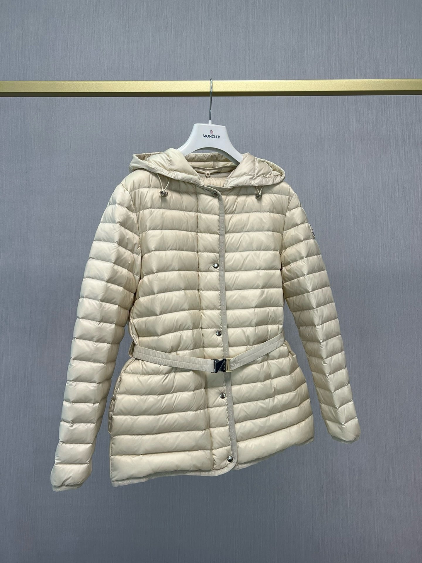 Chaqueta blanca y negra