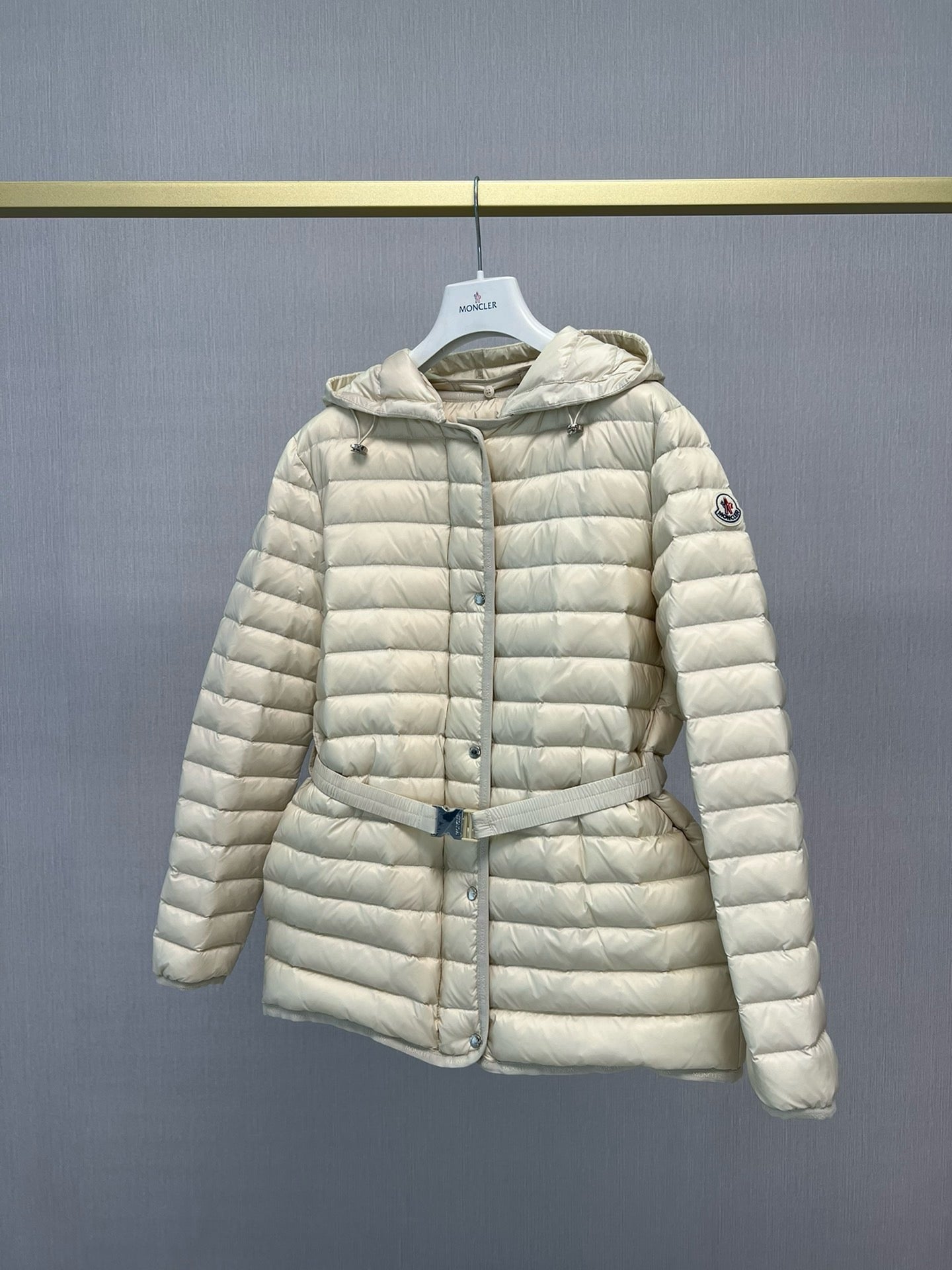 Chaqueta blanca y negra