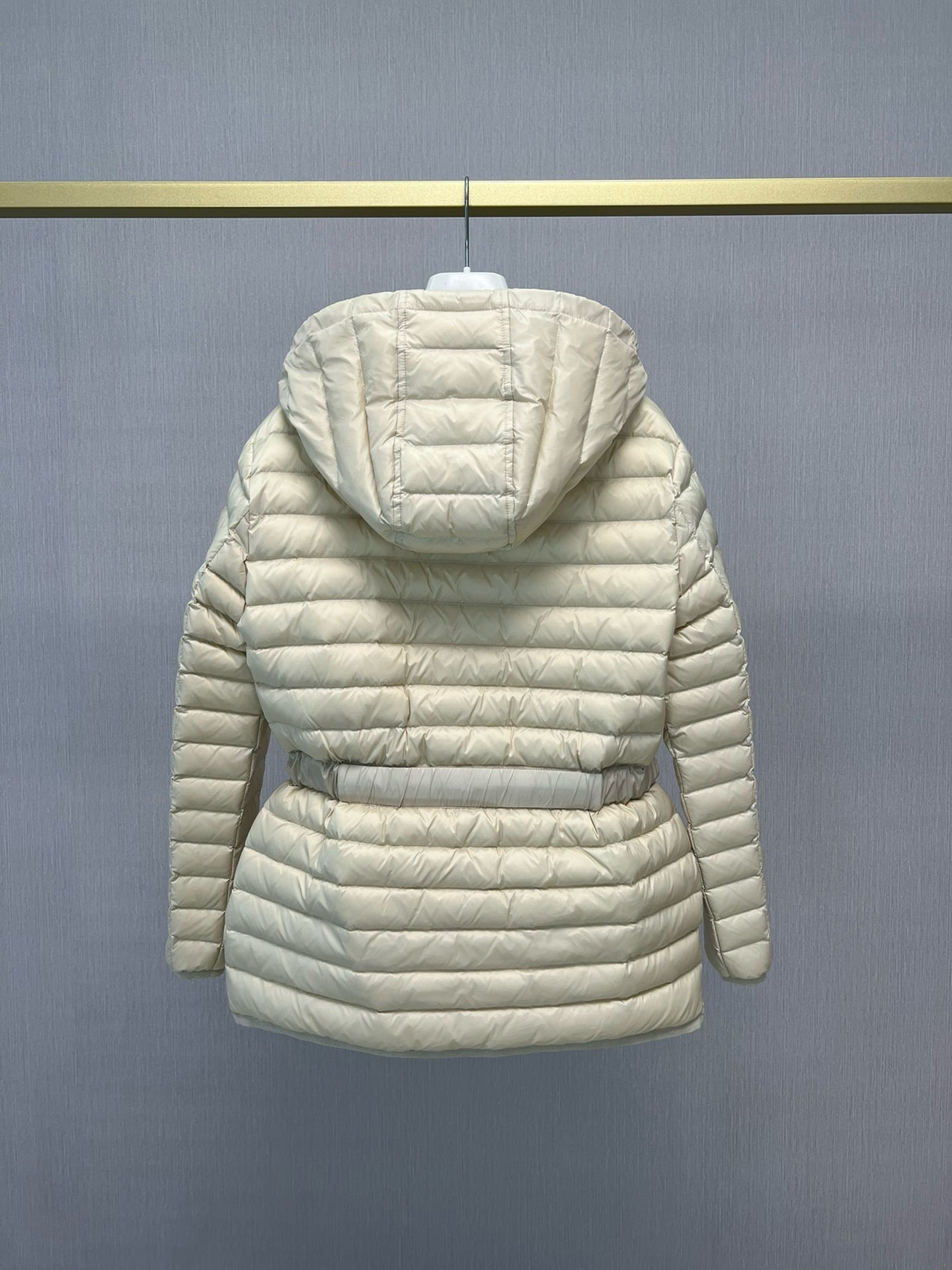 Chaqueta blanca y negra